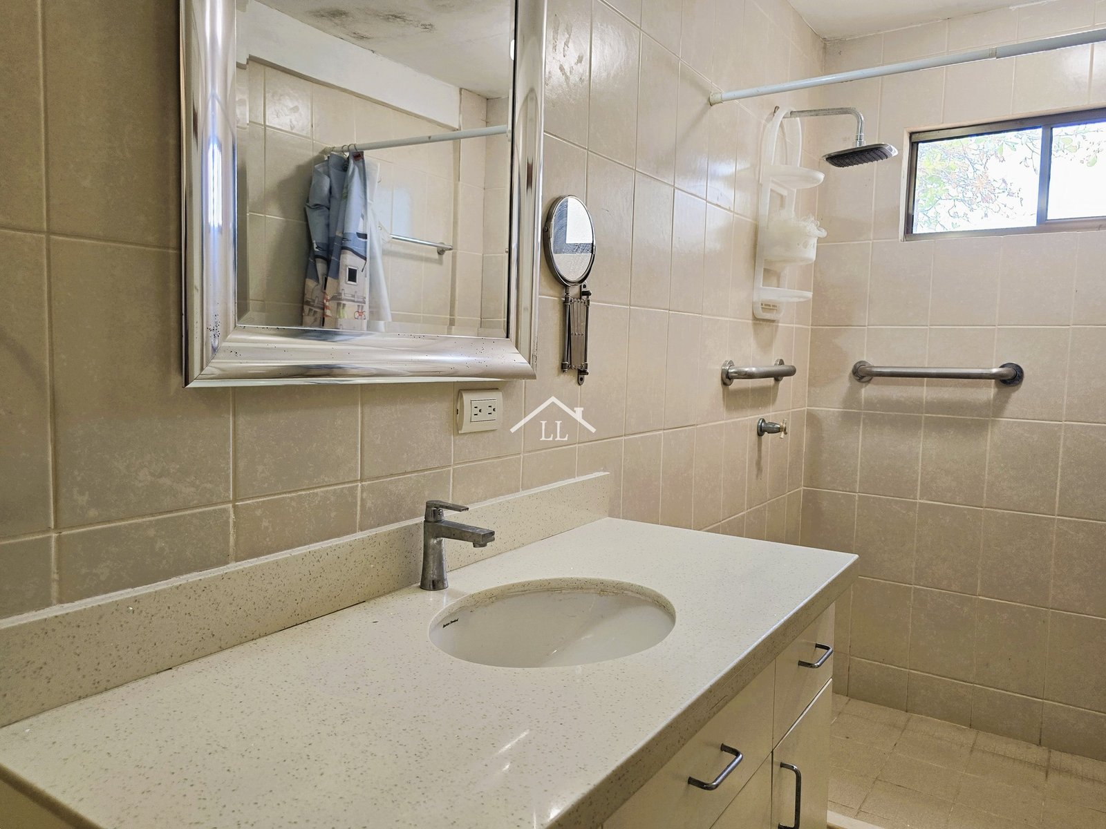 Se Vende Bella Casa en Pochomil Frente al Mar