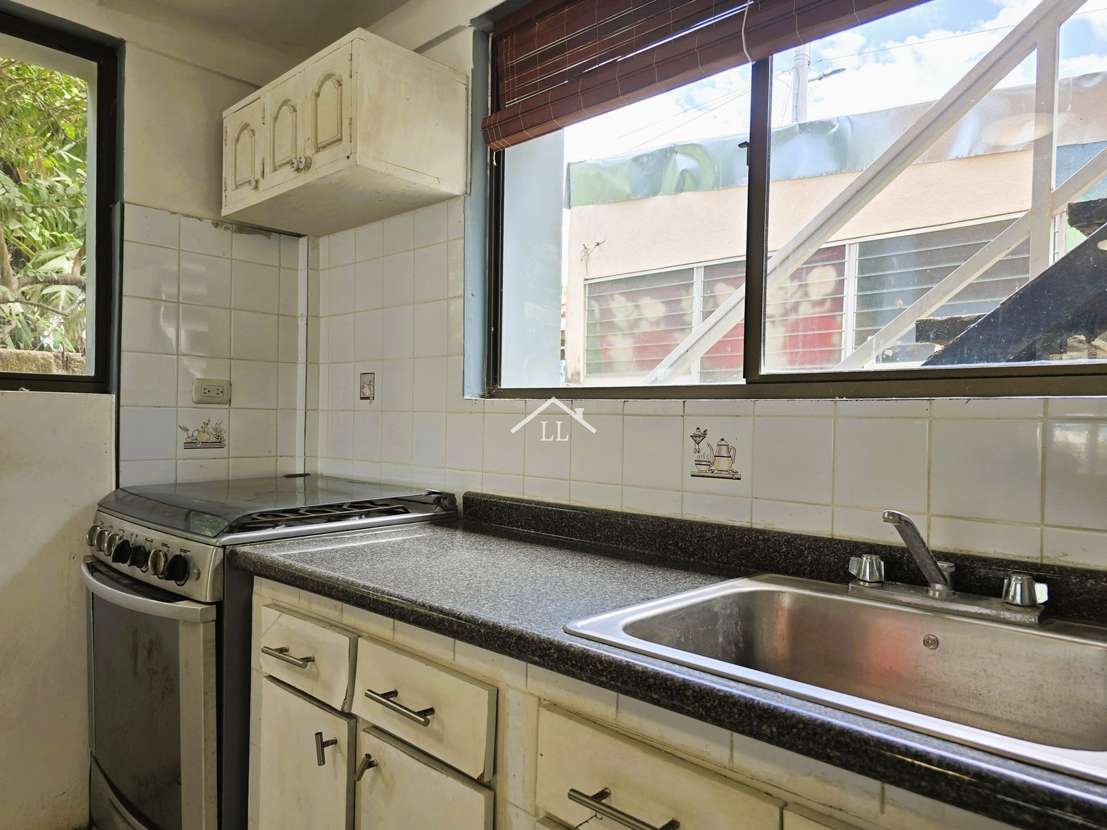 Se Vende Bella Casa en Pochomil Frente al Mar