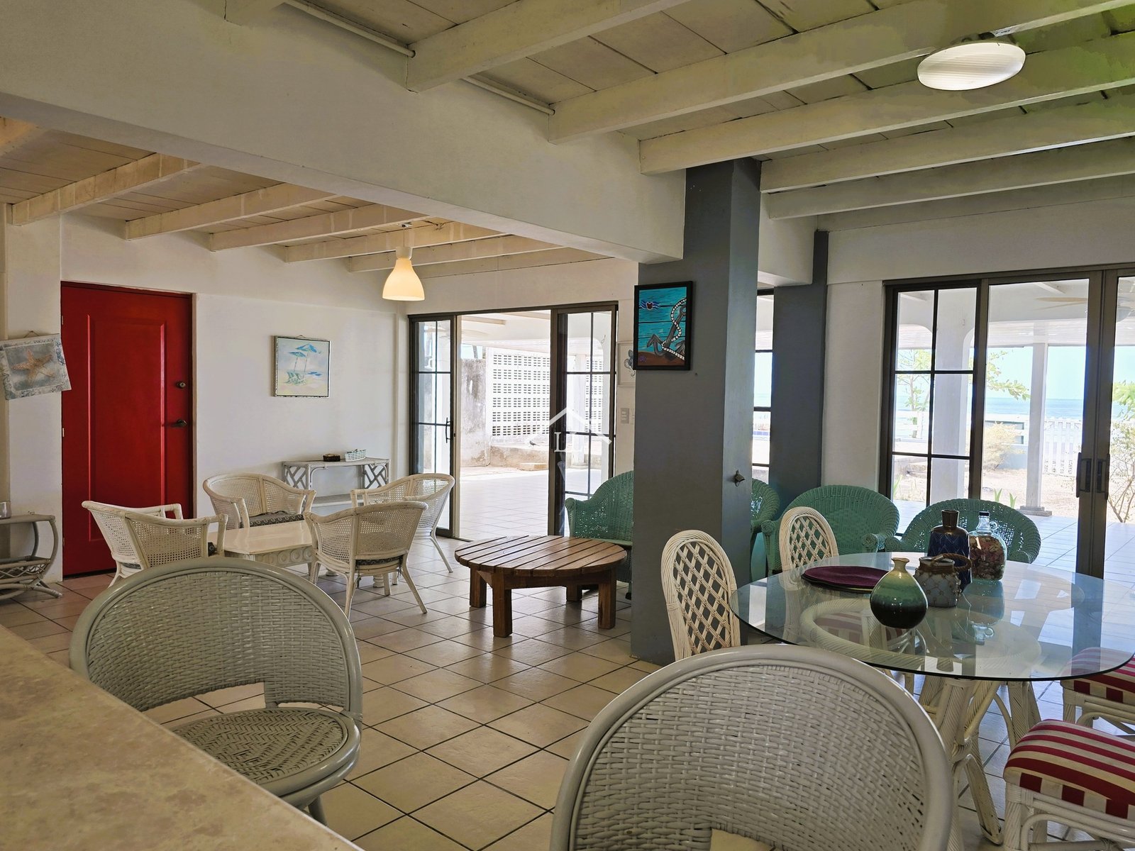 Se Vende Bella Casa en Pochomil Frente al Mar