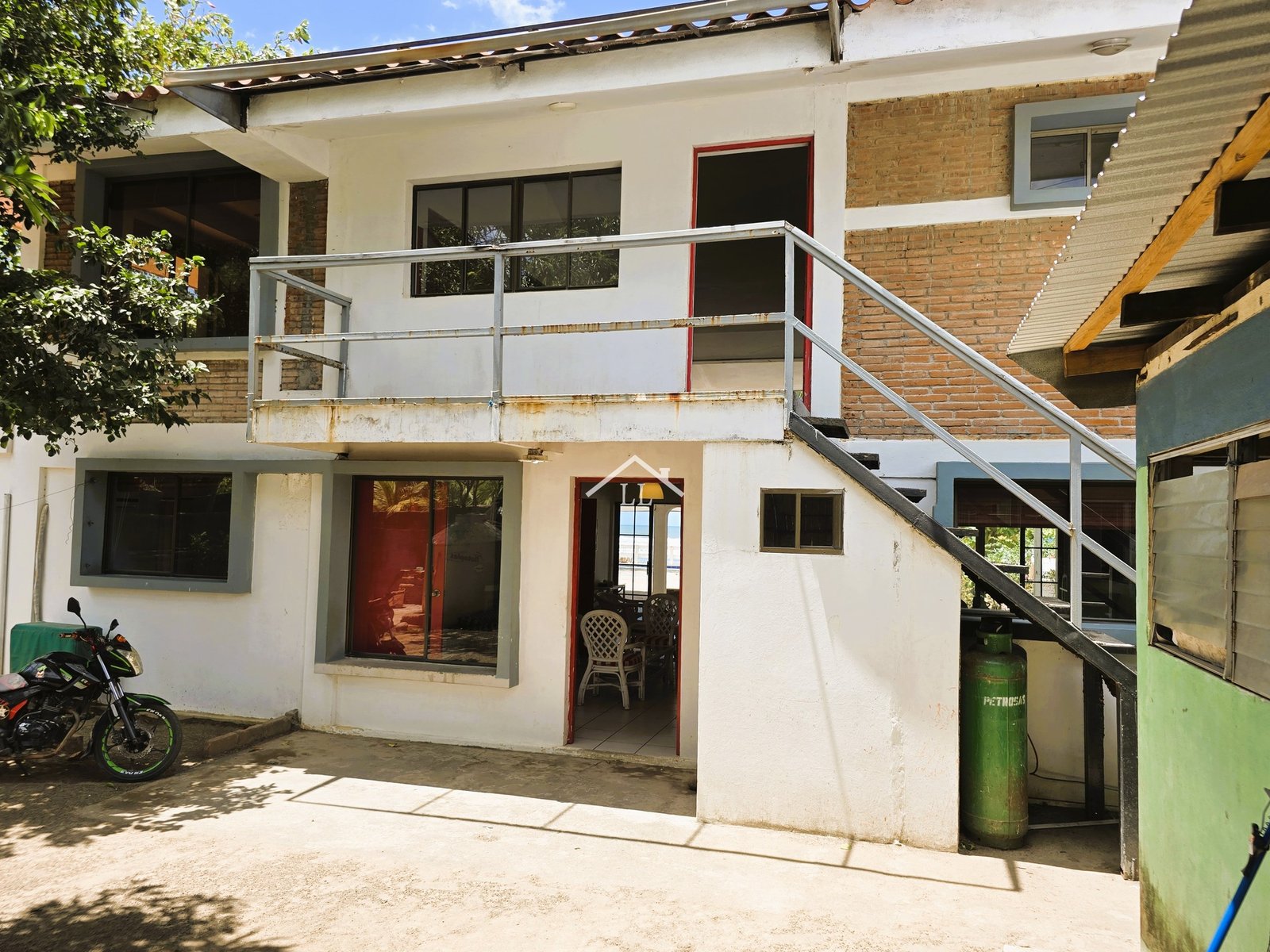 Se Vende Bella Casa en Pochomil Frente al Mar