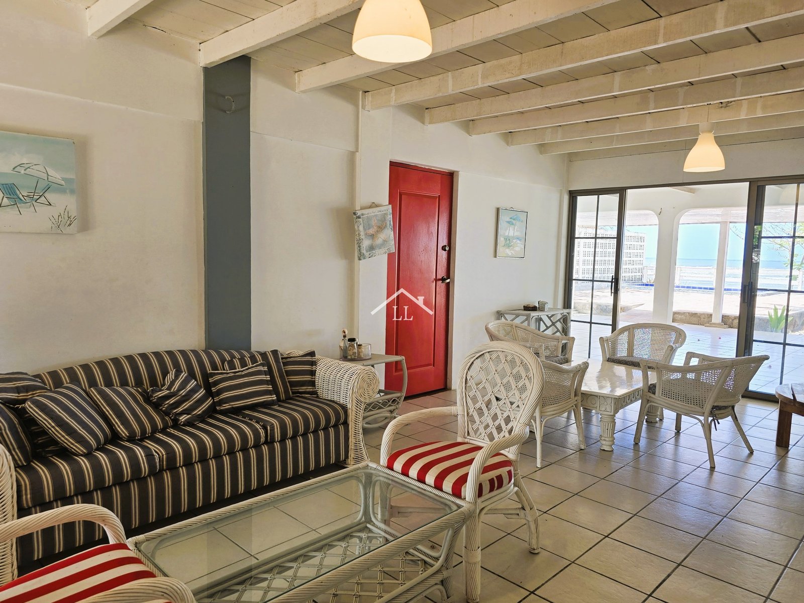 Se Vende Bella Casa en Pochomil Frente al Mar