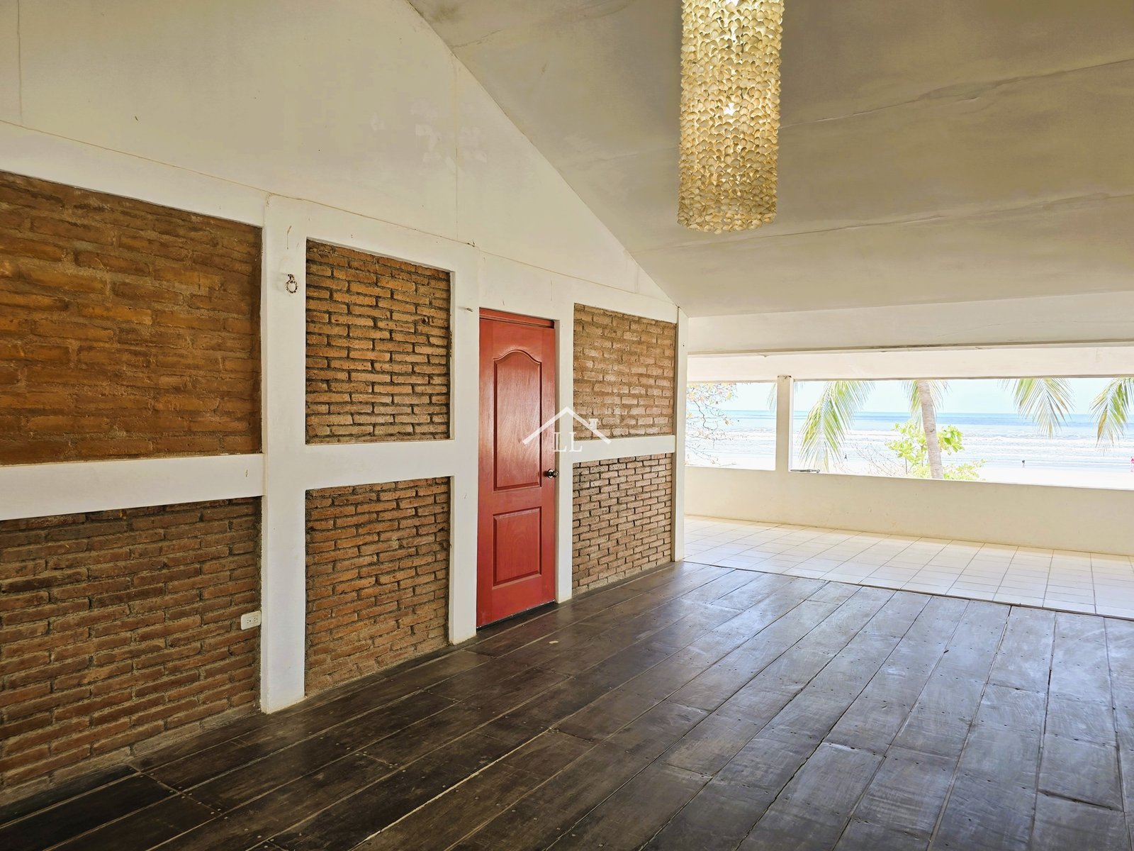 Se Vende Bella Casa en Pochomil Frente al Mar