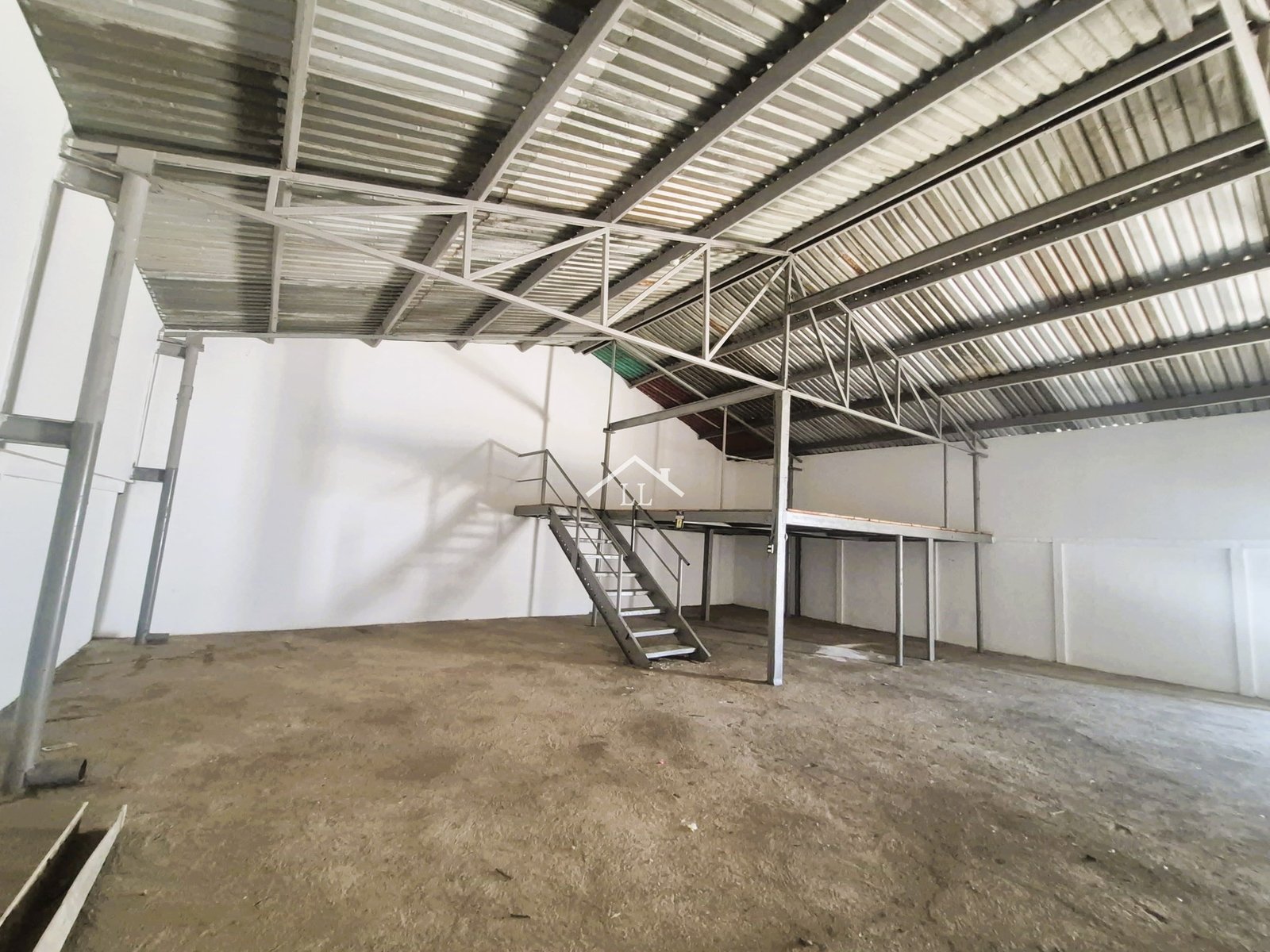 Se Renta Propiedad Comercial en Bolonia • Ofibodega con Excelente ubicación estratégica • 700 m² de construcción total •