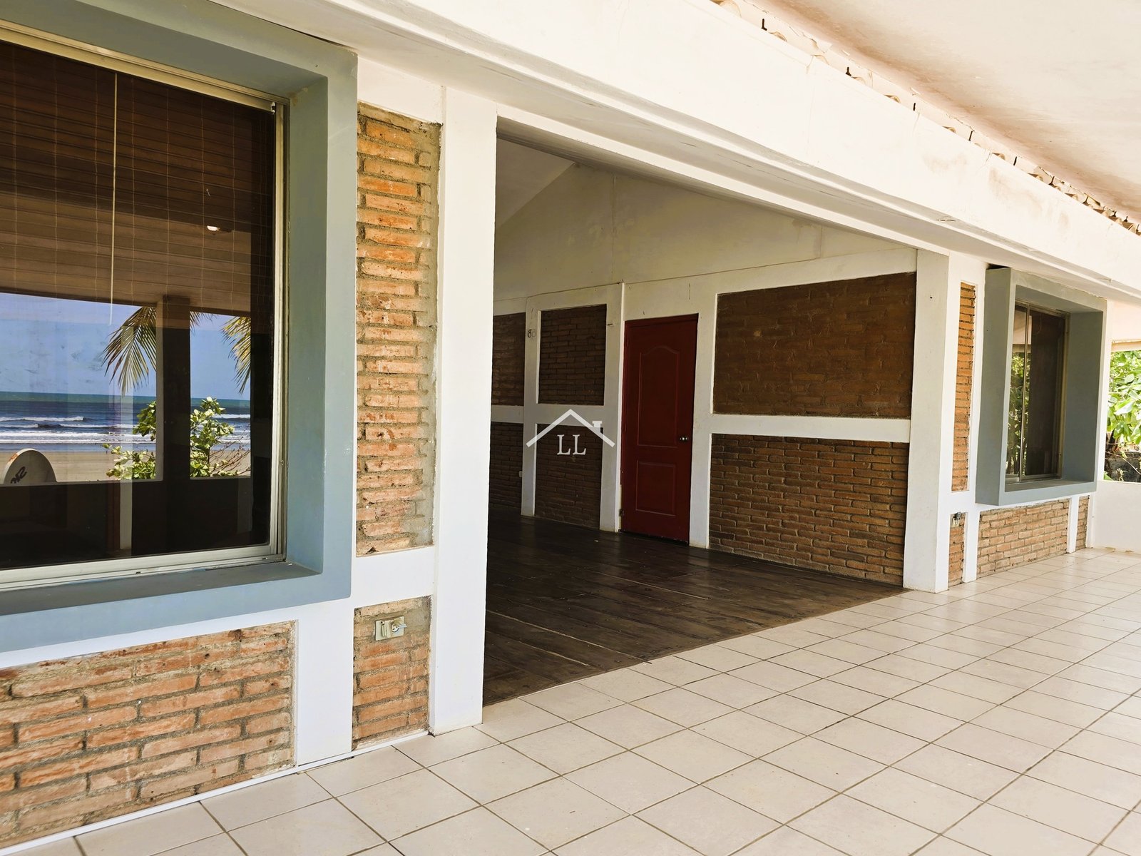 Se Vende Bella Casa en Pochomil Frente al Mar