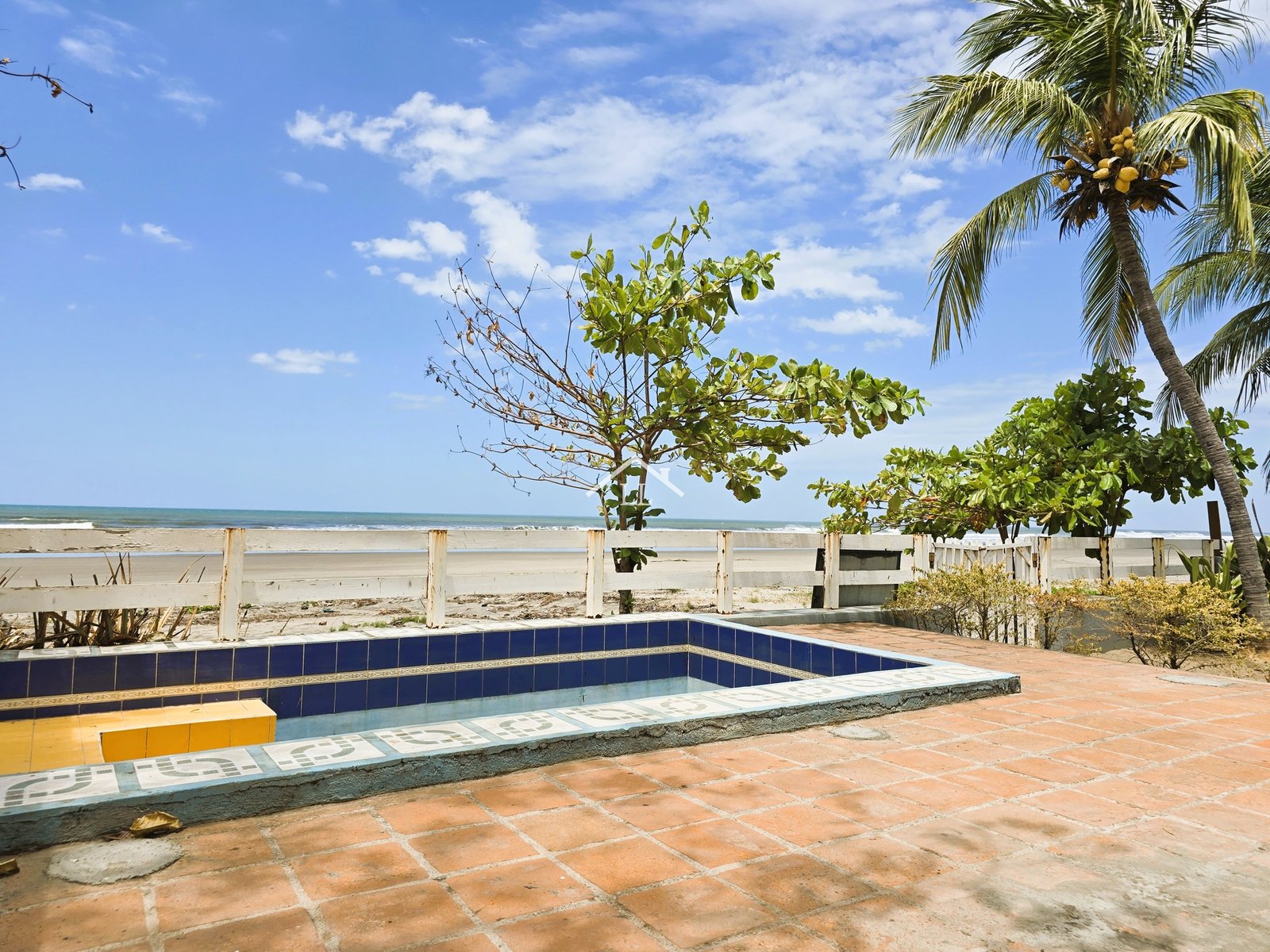 Se Vende Bella Casa en Pochomil Frente al Mar