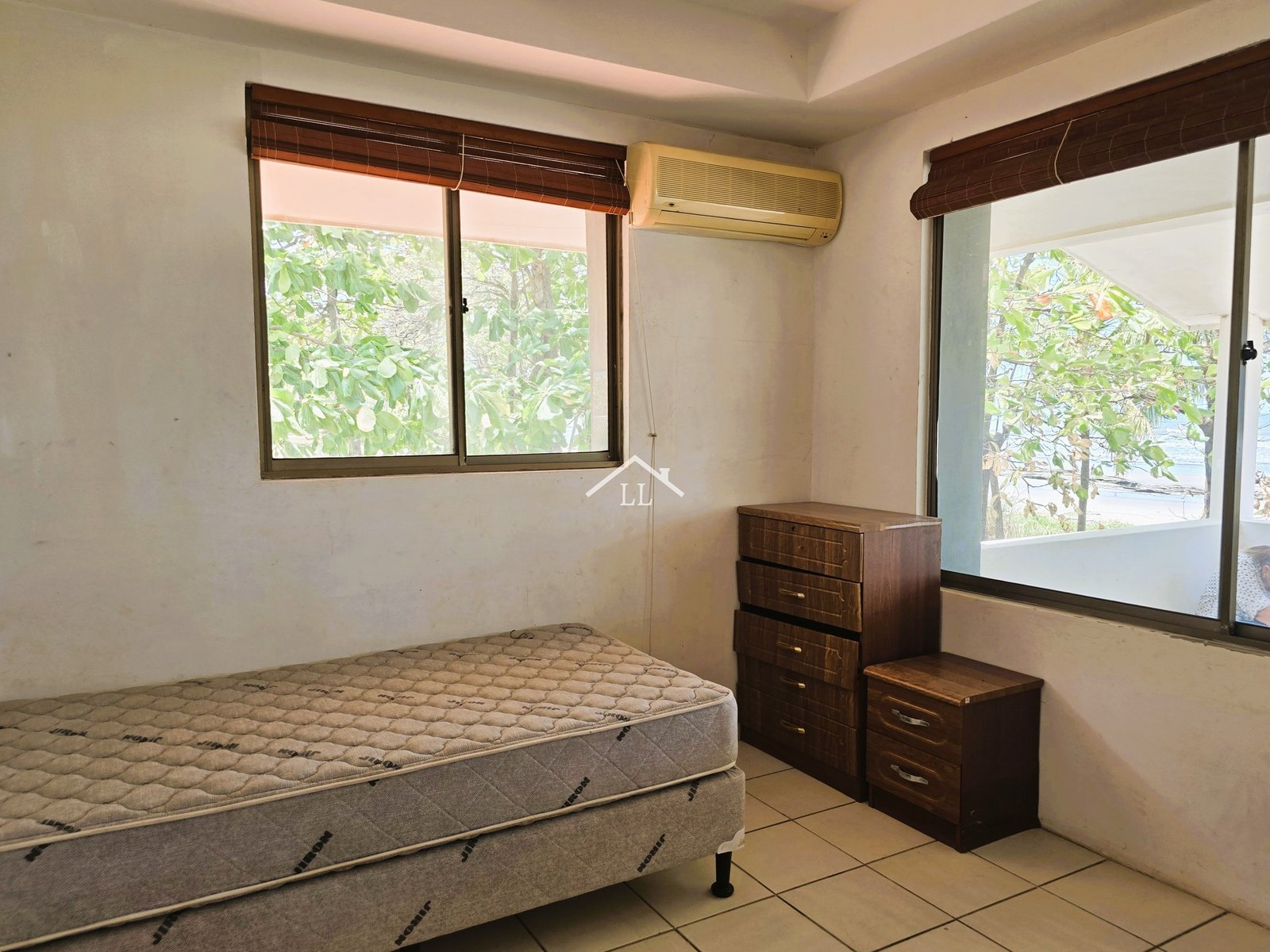 Se Vende Bella Casa en Pochomil Frente al Mar