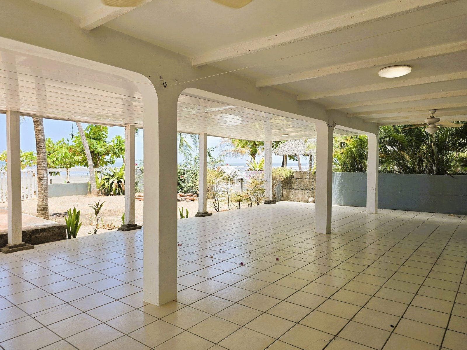 Se Vende Bella Casa en Pochomil Frente al Mar