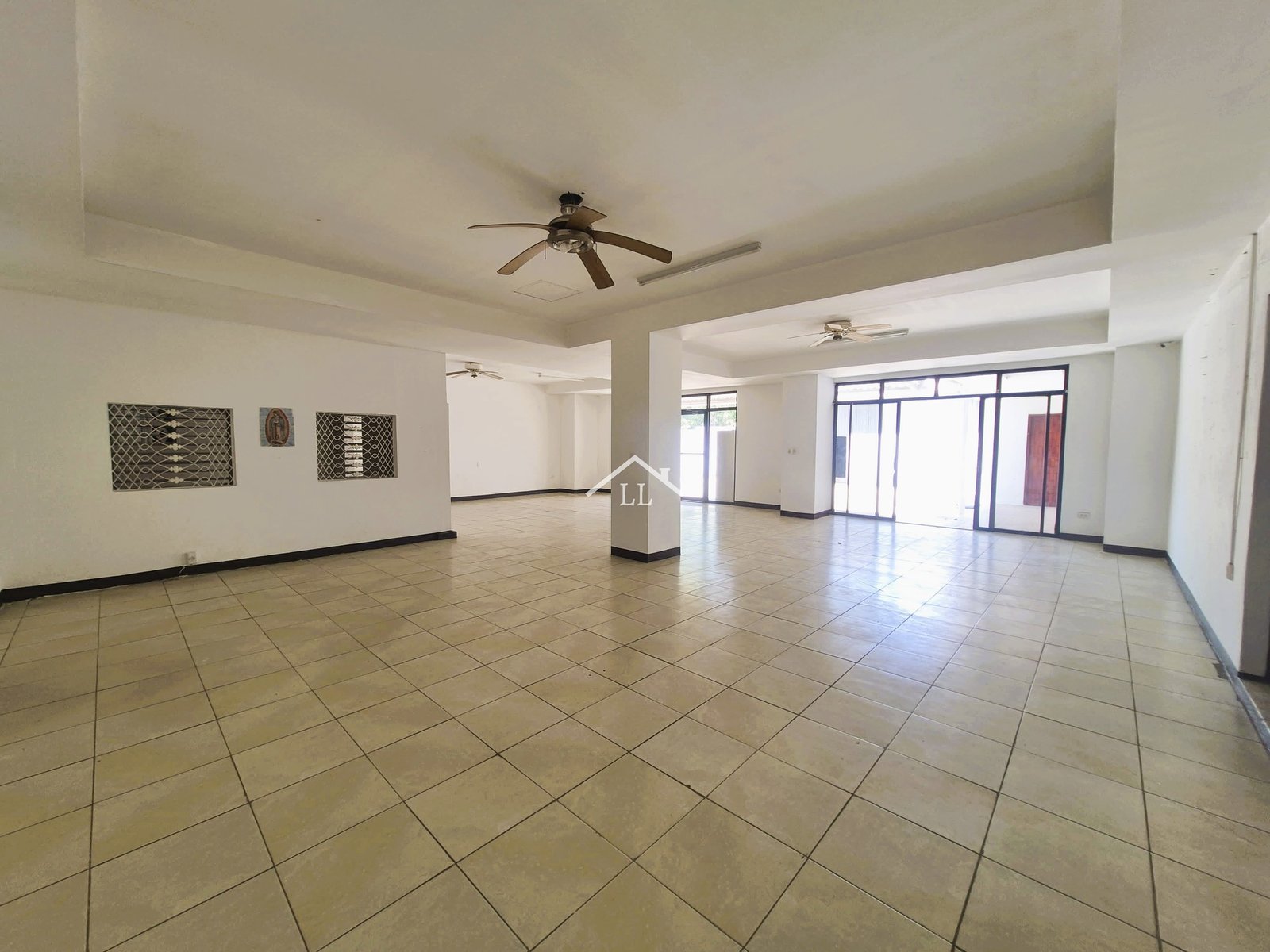 Se Renta Propiedad Comercial en Bolonia • Ofibodega con Excelente ubicación estratégica • 700 m² de construcción total •