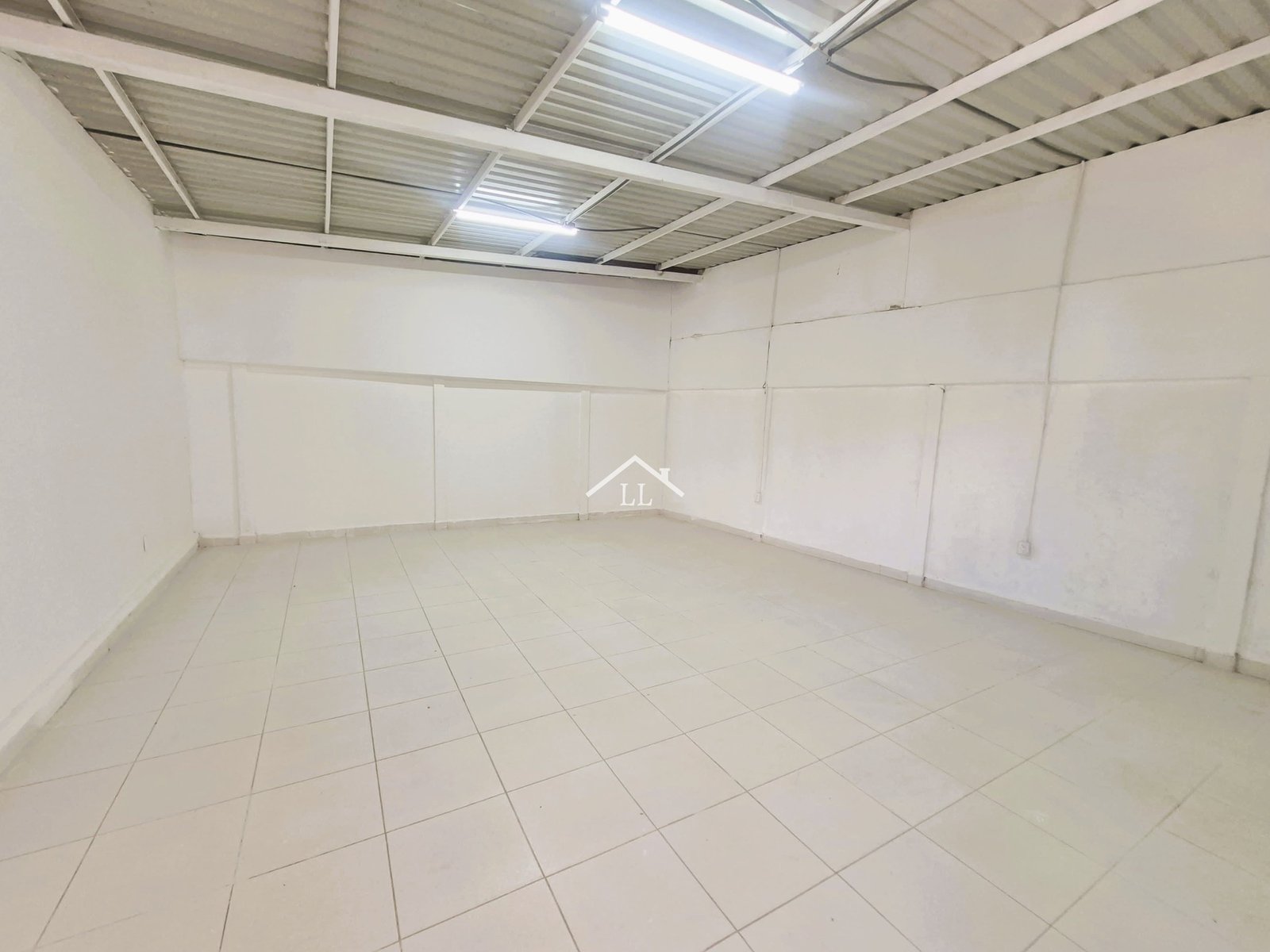 Se Renta Propiedad Comercial en Bolonia • Ofibodega con Excelente ubicación estratégica • 700 m² de construcción total •