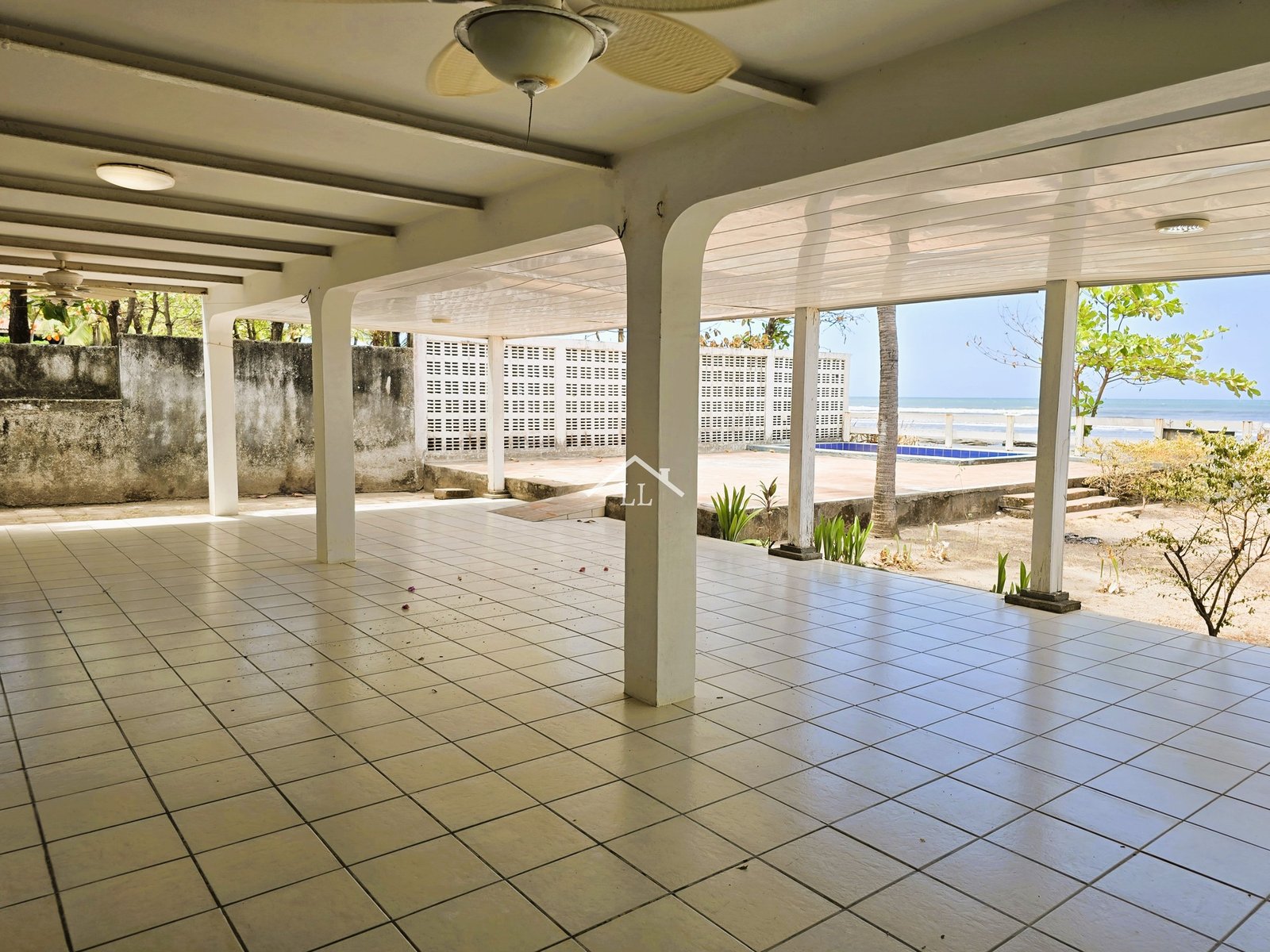 Se Vende Bella Casa en Pochomil Frente al Mar