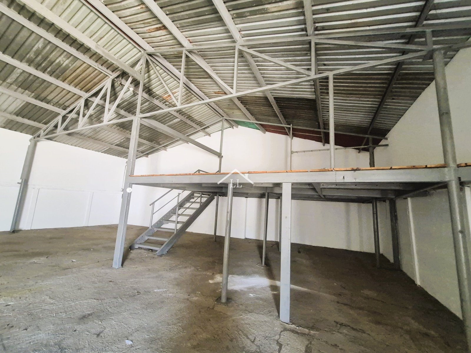 Se Renta Propiedad Comercial en Bolonia • Ofibodega con Excelente ubicación estratégica • 700 m² de construcción total •