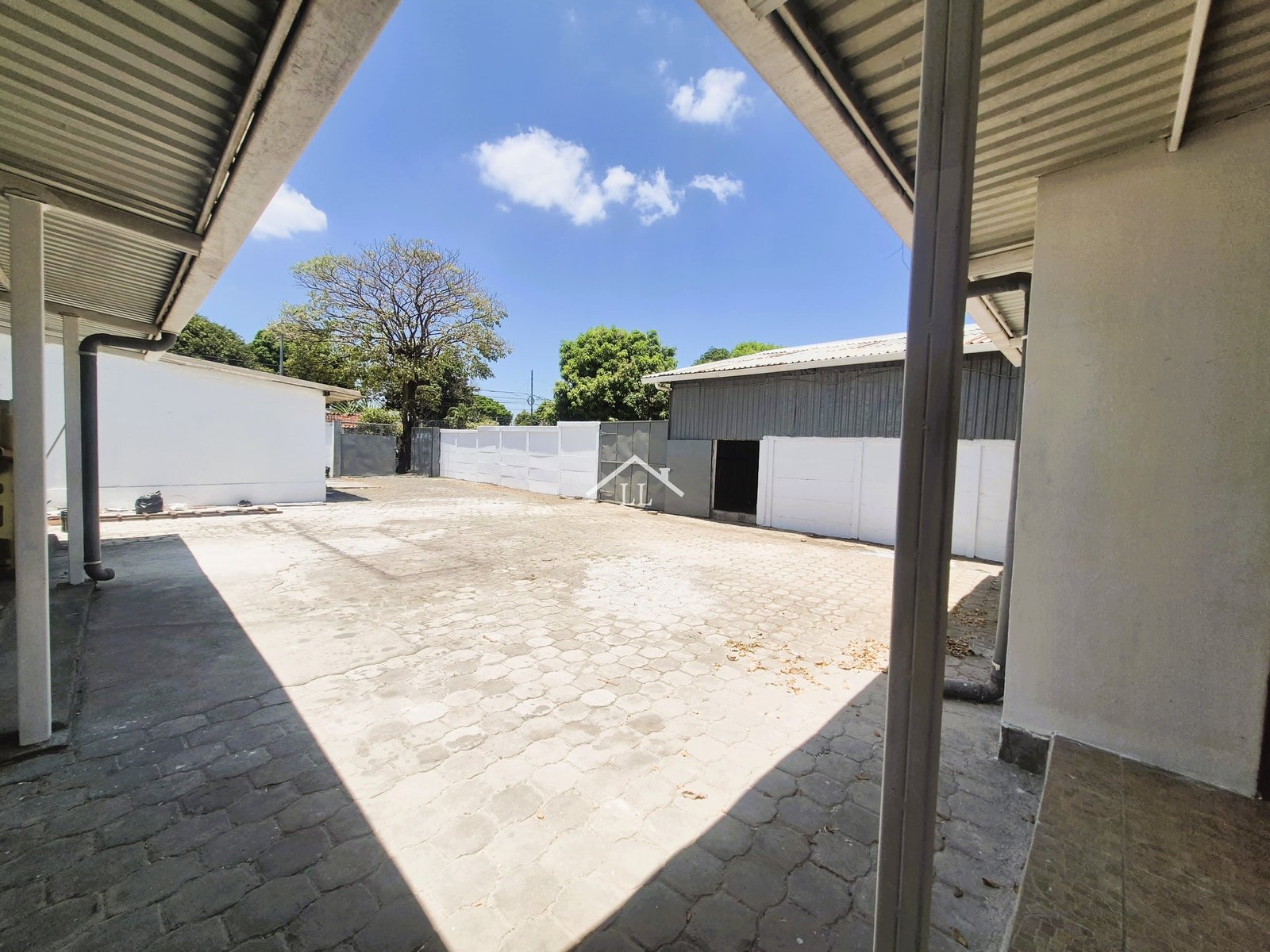 Se Renta Propiedad Comercial en Bolonia • Ofibodega con Excelente ubicación estratégica • 700 m² de construcción total •