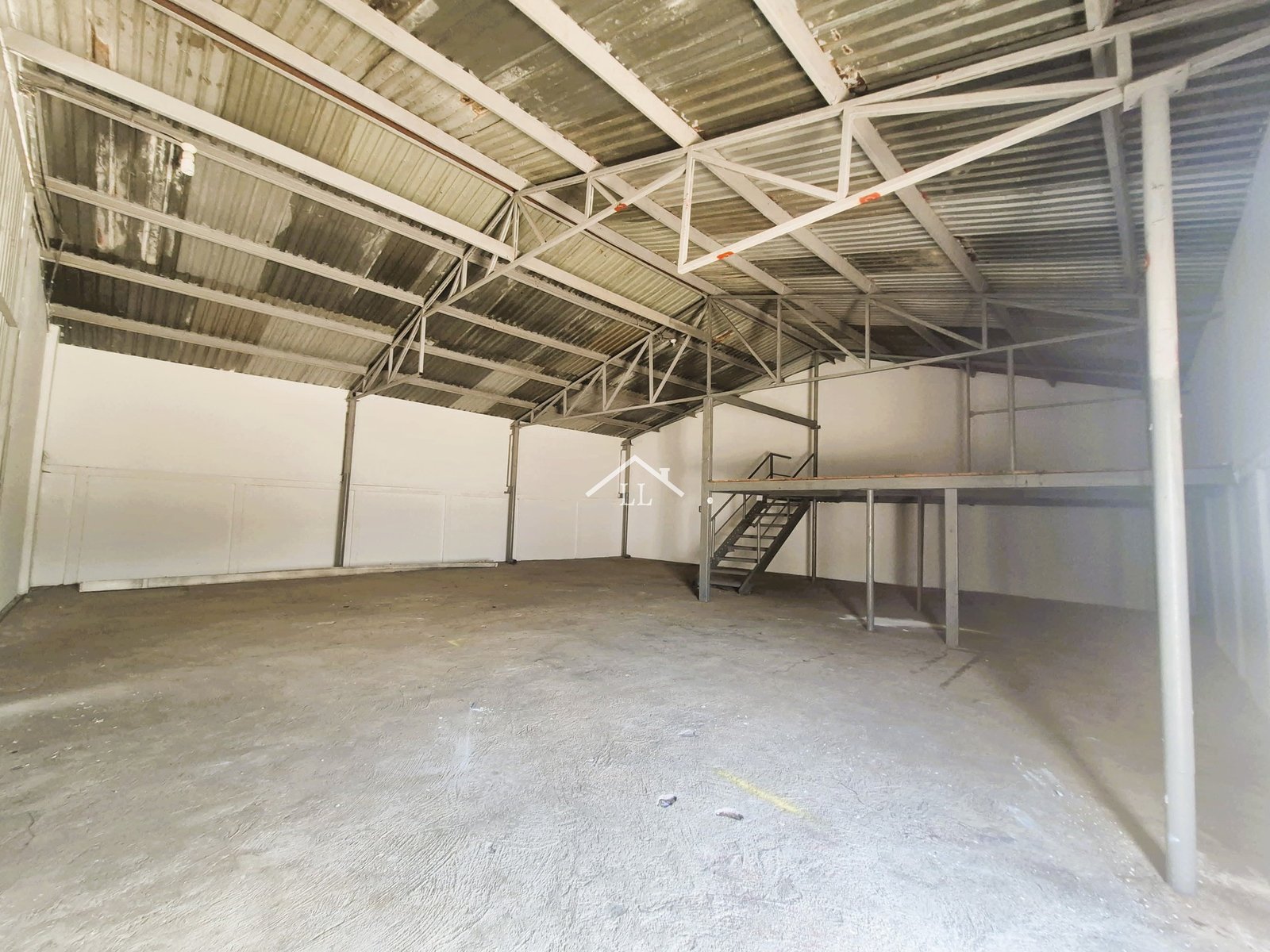 Se Renta Propiedad Comercial en Bolonia • Ofibodega con Excelente ubicación estratégica • 700 m² de construcción total •