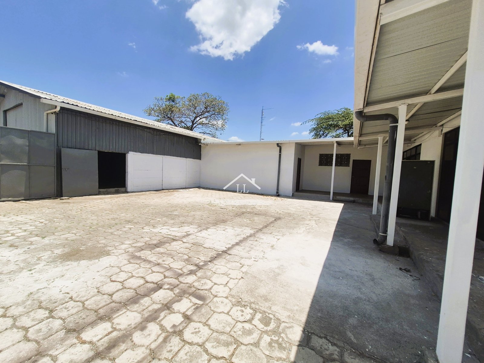 Se Renta Propiedad Comercial en Bolonia • Ofibodega con Excelente ubicación estratégica • 700 m² de construcción total •