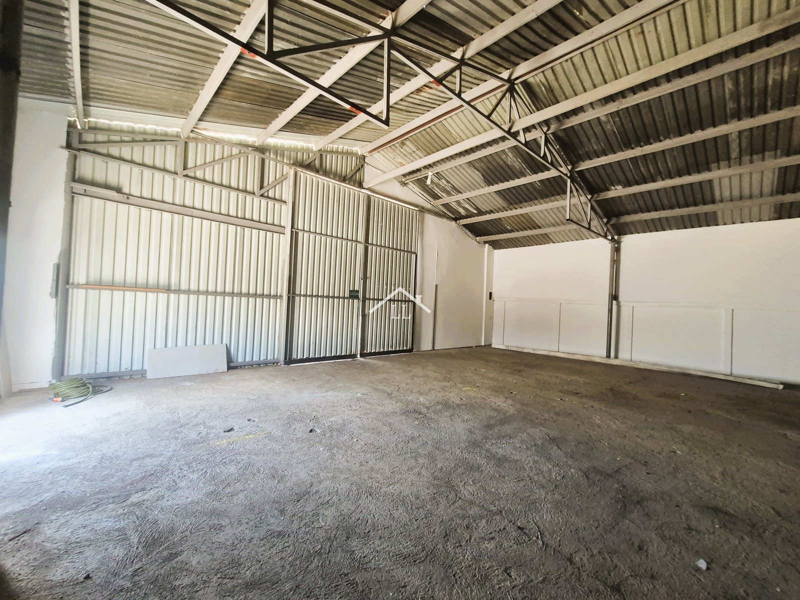 Se Renta Propiedad Comercial en Bolonia • Ofibodega con Excelente ubicación estratégica • 700 m² de construcción total •