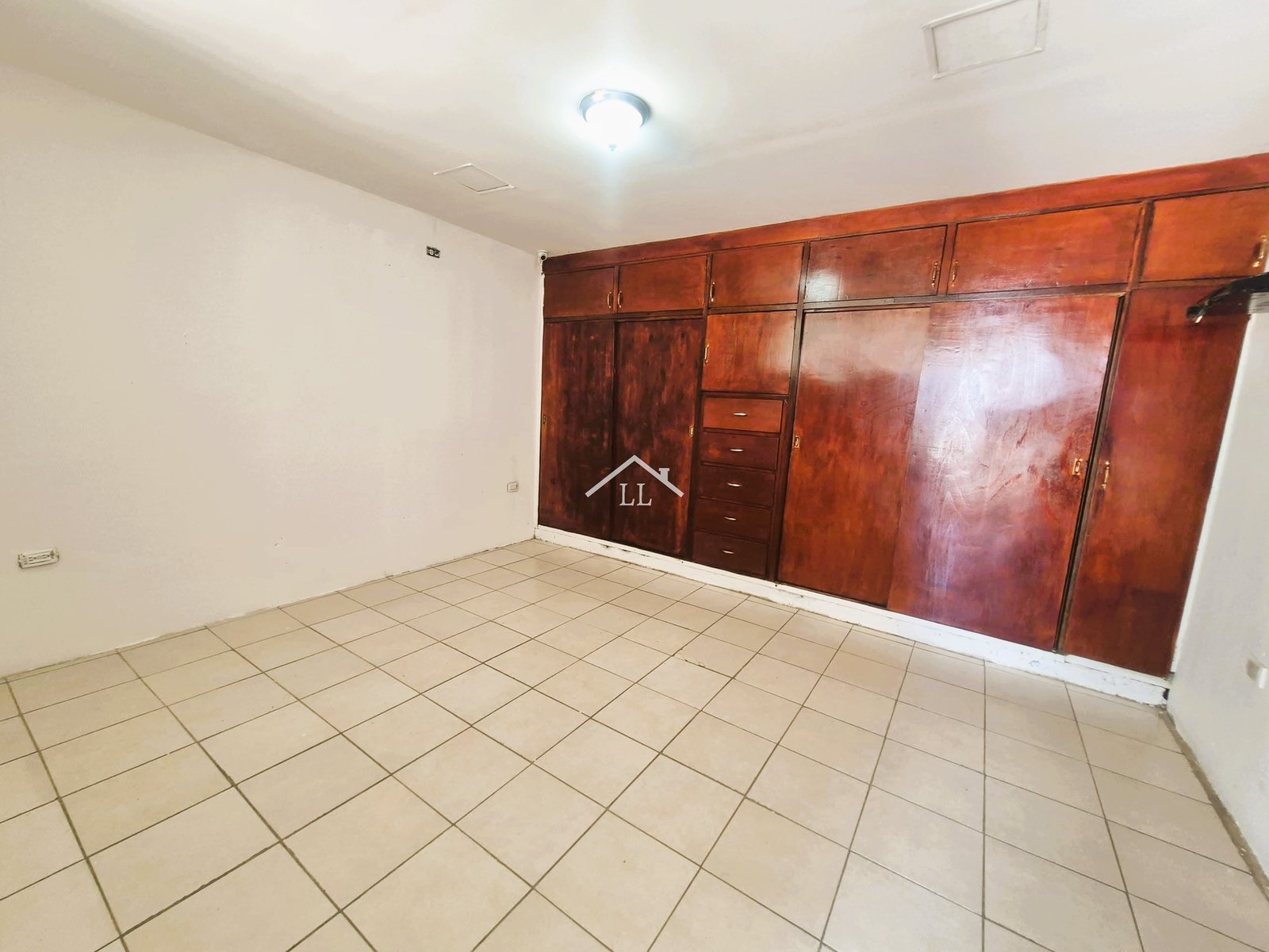 Se Renta Propiedad Comercial en Bolonia • Ofibodega con Excelente ubicación estratégica • 700 m² de construcción total •
