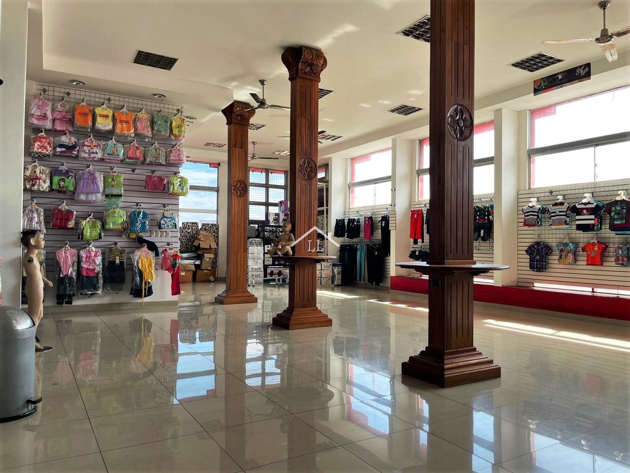 Se Renta Edificio en Mercado Oriental