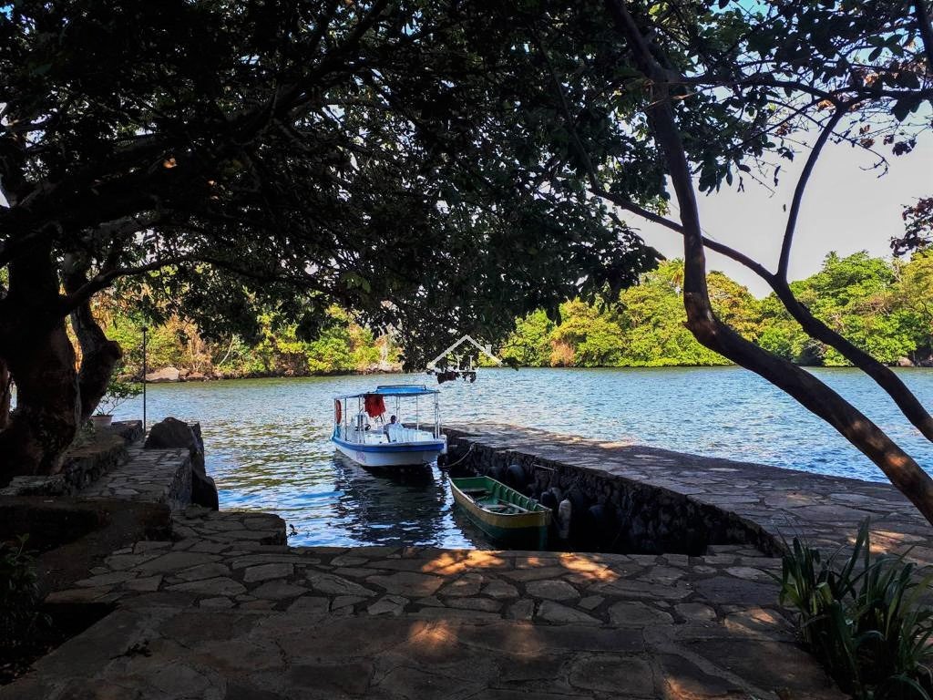 Se Vende Linda Isleta en el Lago de Granada