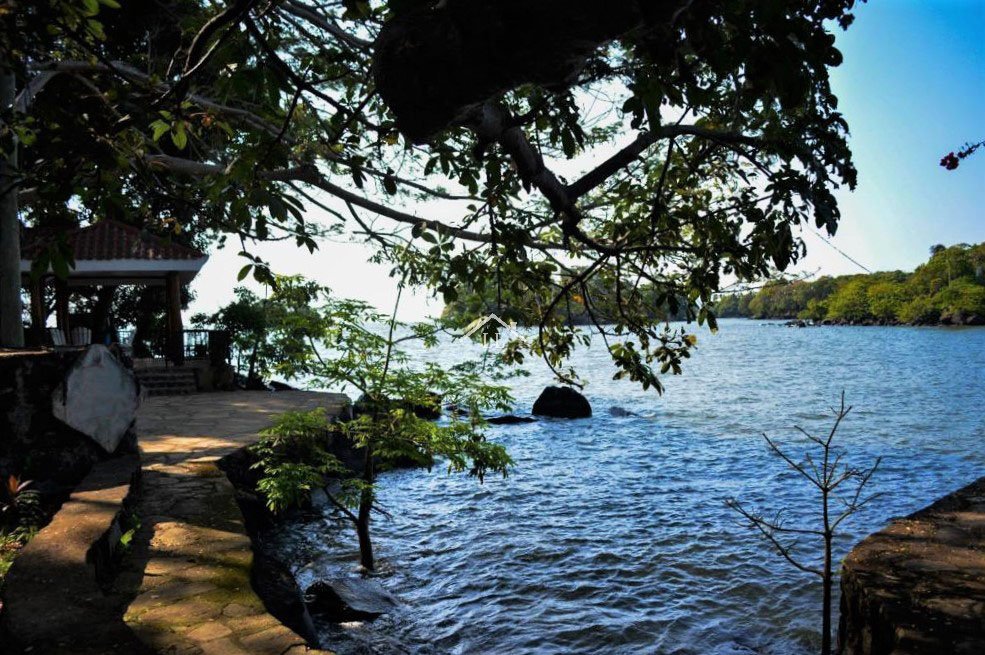 Se Vende Linda Isleta en el Lago de Granada