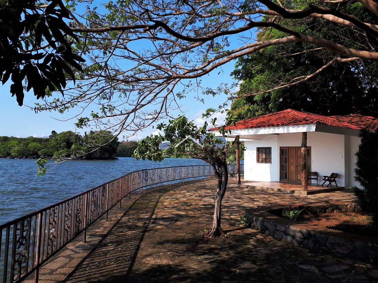 Se Vende Linda Isleta en el Lago de Granada