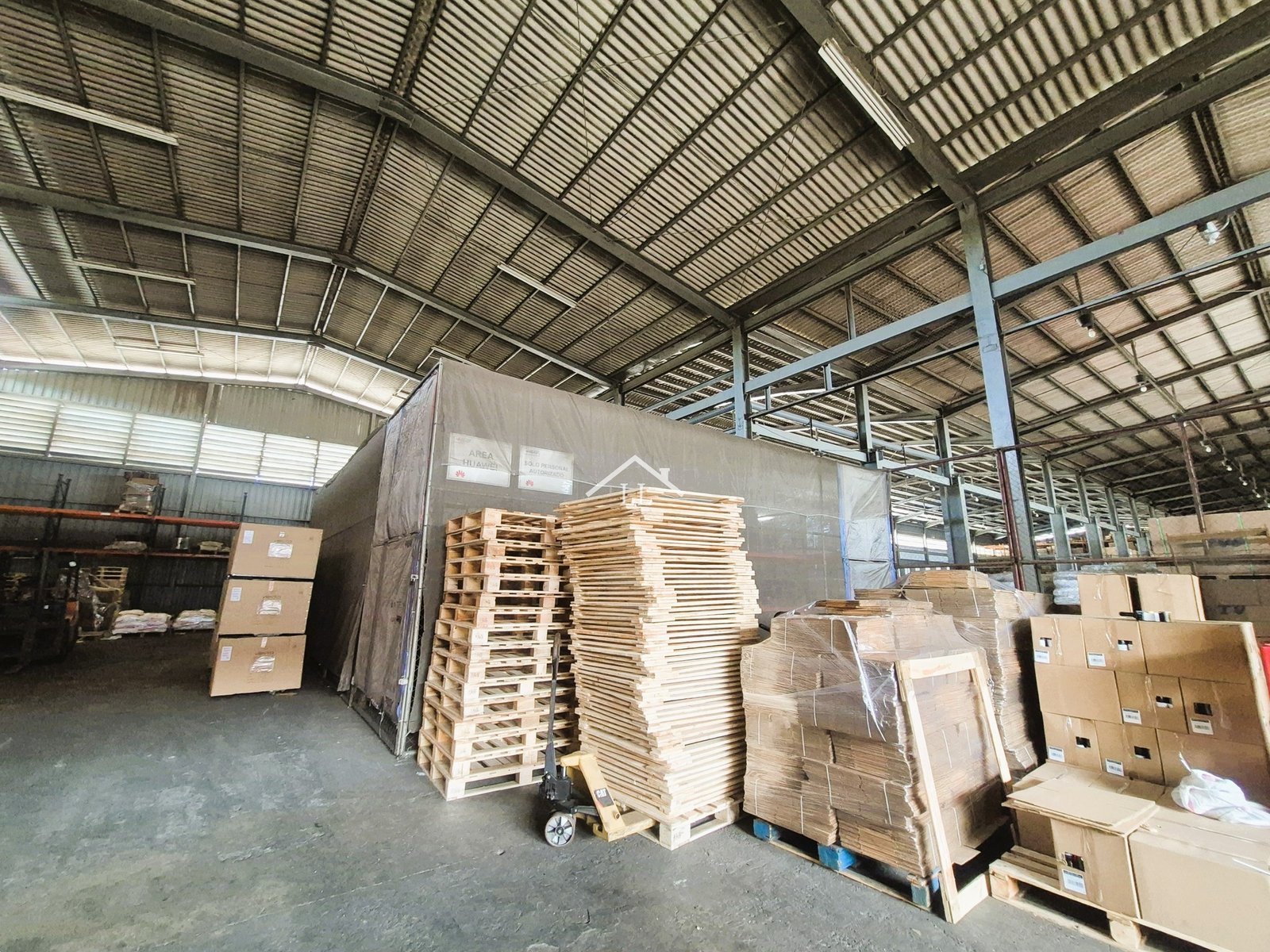 Se Renta Bodega de 4,126.23 m² en Sector Paso Desnivel Portezuelo U$22,700.00