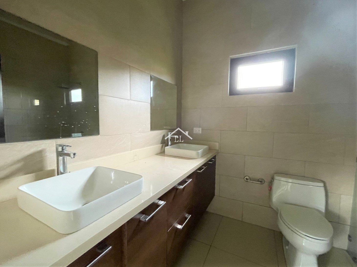 Se Vende Casa con Piscina en Condominio en Santo Domingo
