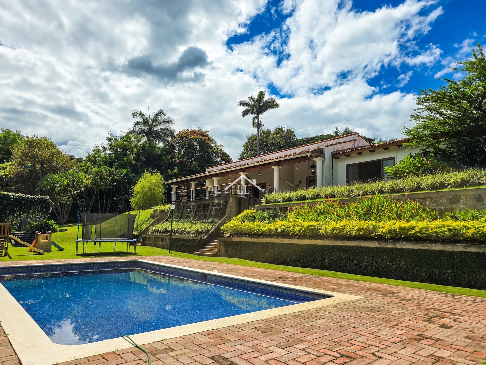 Se renta espectacular residencia en Mirador de Santo Domingo – Exclusividad, comodidad y elegancia en un solo lugar.