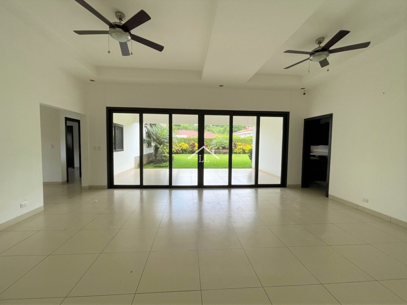 Se Vende Casa con Piscina en Condominio en Santo Domingo