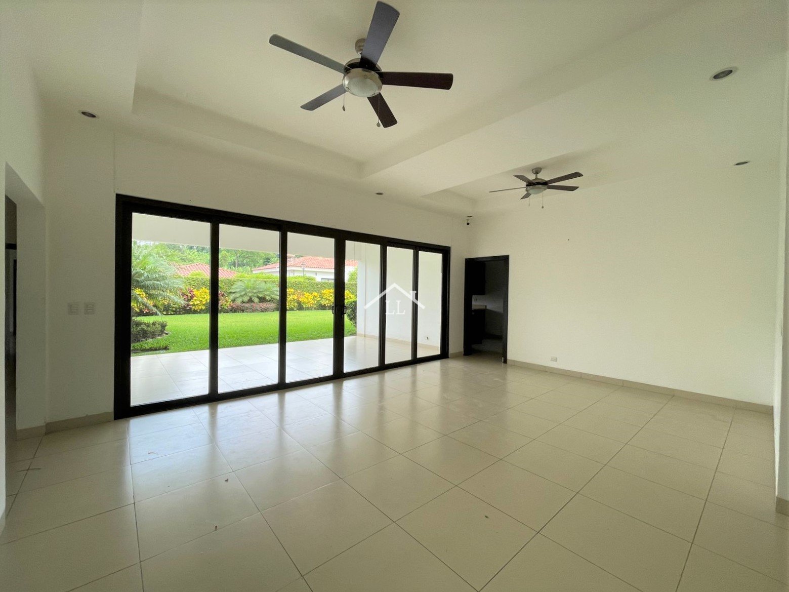 Se Vende Casa con Piscina en Condominio en Santo Domingo