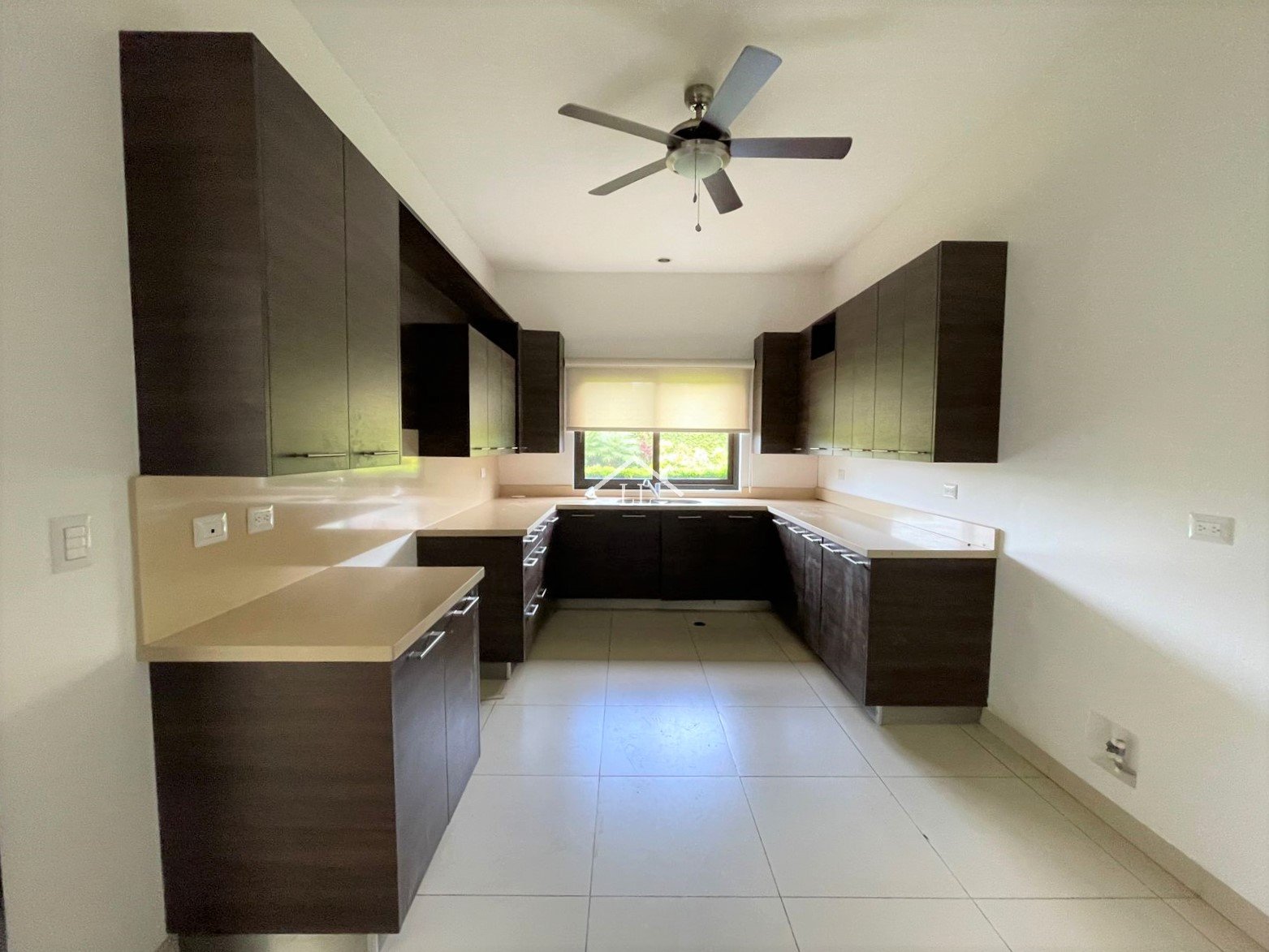 Se Vende Casa con Piscina en Condominio en Santo Domingo
