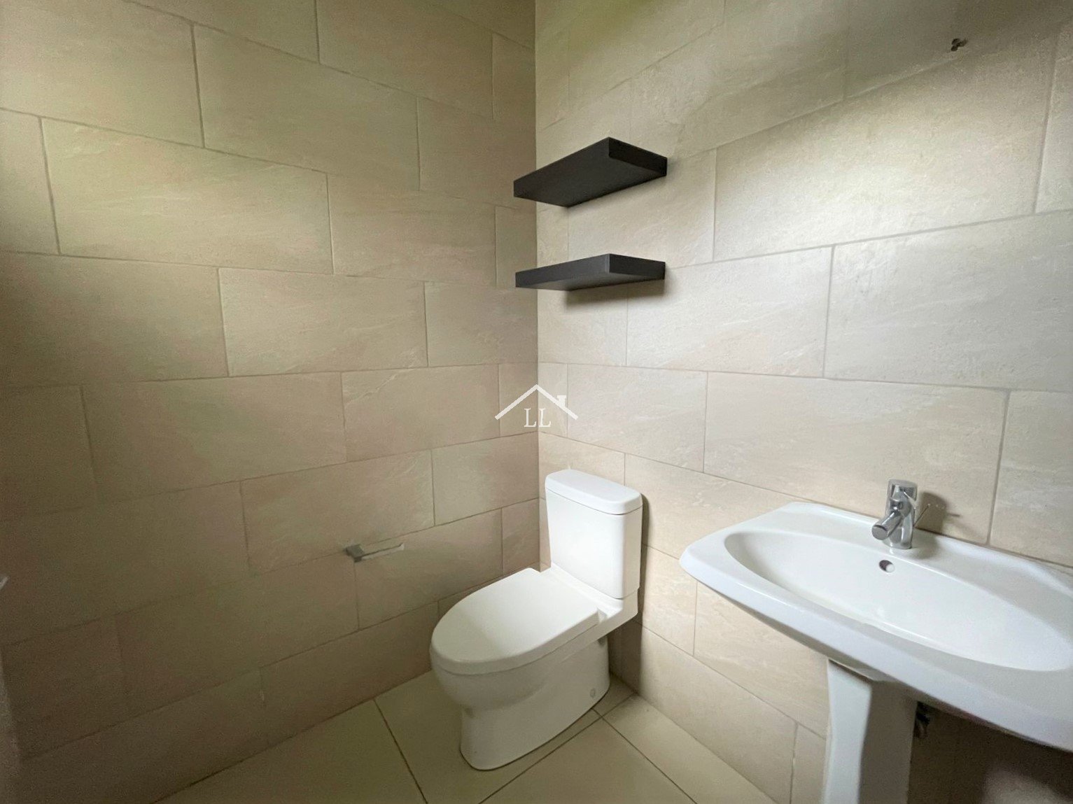 Se Vende Casa con Piscina en Condominio en Santo Domingo
