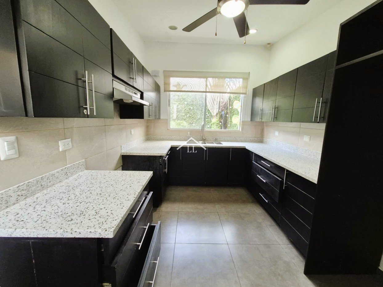 Casa en renta en condominio Estancia de Santo Domingo,