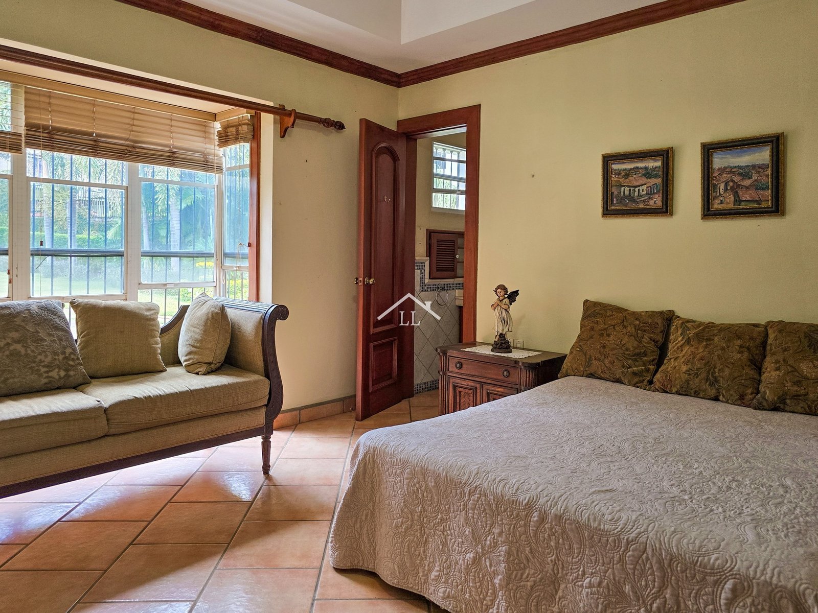 Se Vende Hermosa Casa en Carretera Sur con Amplio Apartamento Integrado
