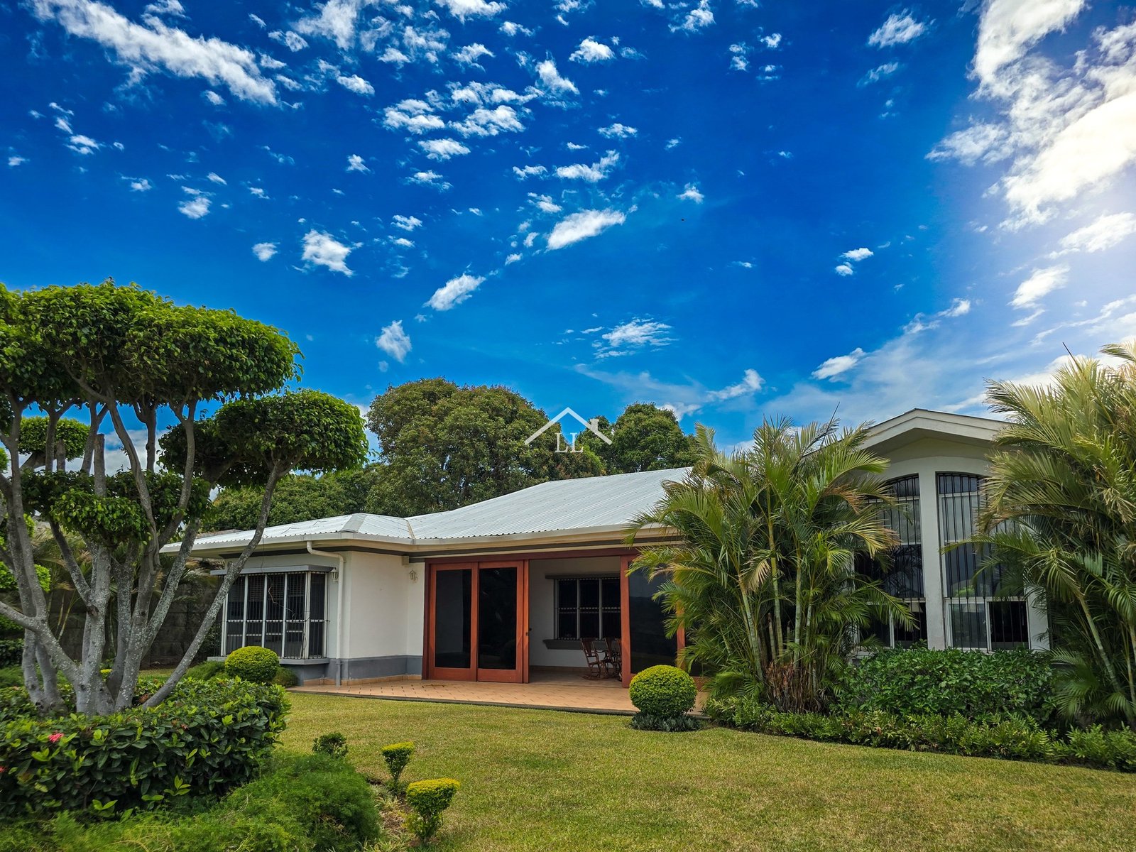 Se Vende Hermosa Casa en Carretera Sur con Amplio Apartamento Integrado