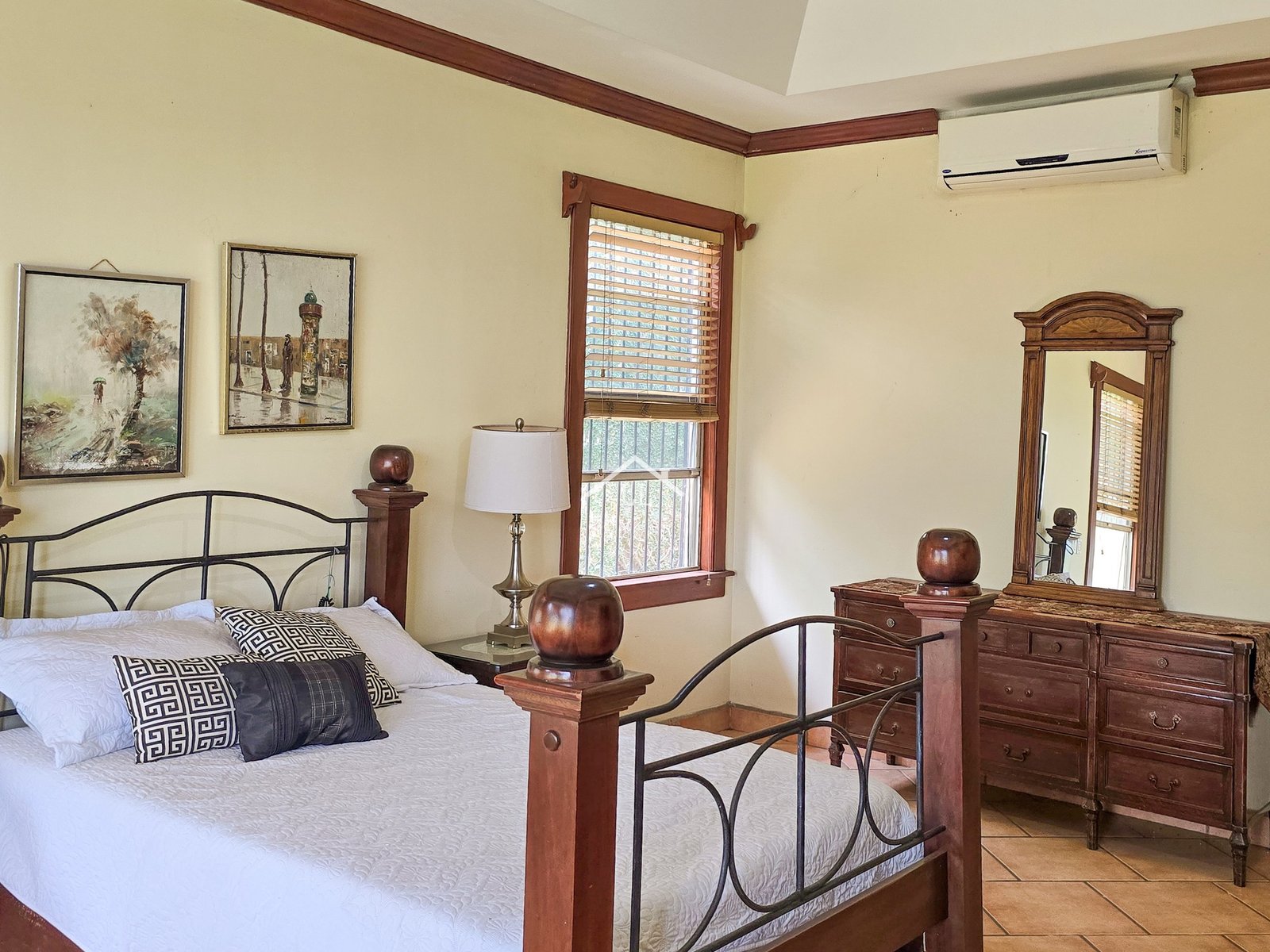 Se Vende Hermosa Casa en Carretera Sur con Amplio Apartamento Integrado