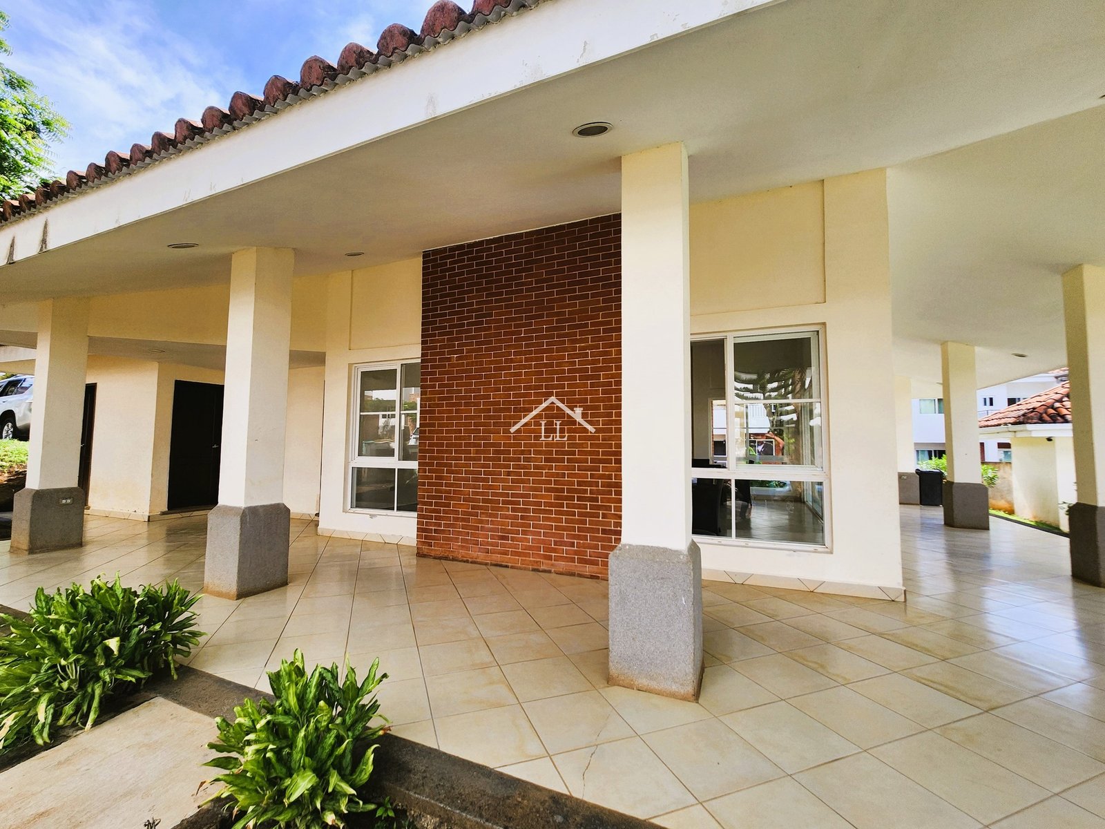 Casa en Venta en Condominio en Las Colinas