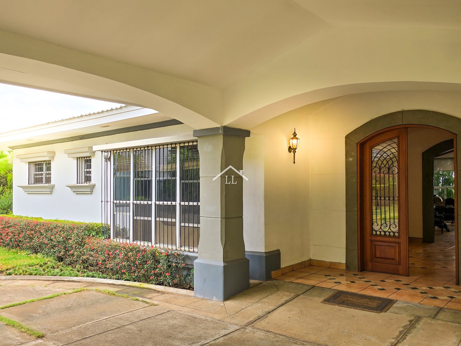 Se Vende Hermosa Casa en Carretera Sur con Amplio Apartamento Integrado