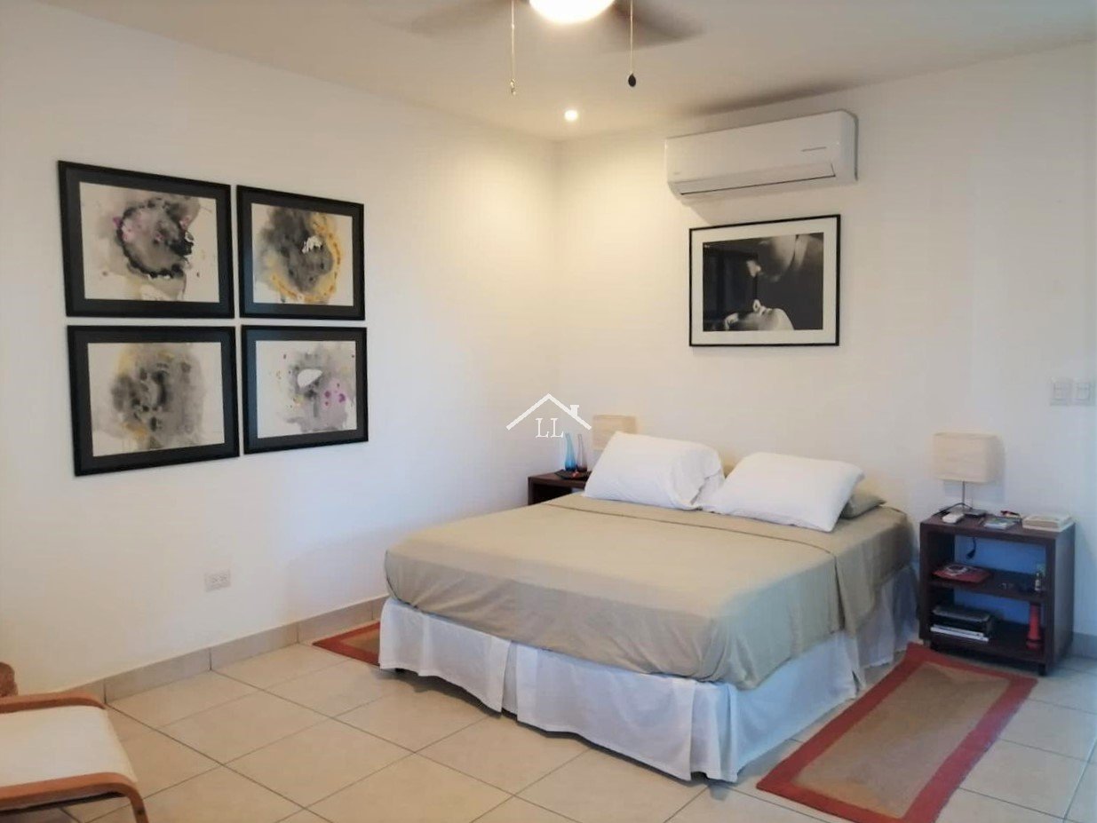 Casa en Renta Amoblada en Condominio Cerca de Galerías Santo