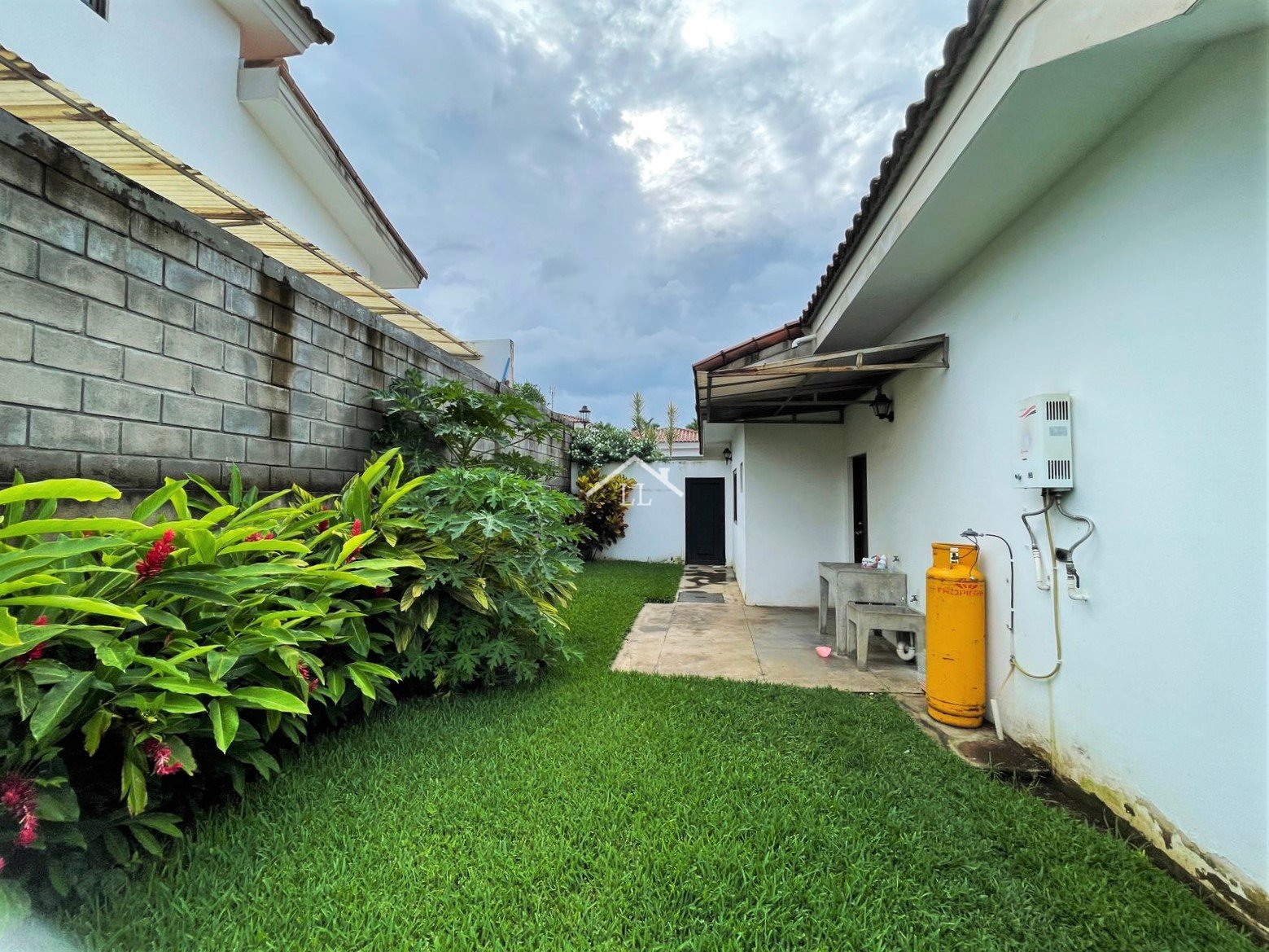Se Vende Casa con Piscina en Condominio en Santo Domingo