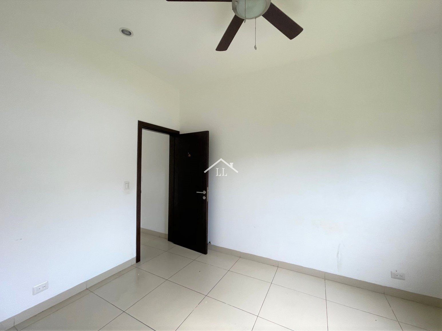 Se Vende Casa con Piscina en Condominio en Santo Domingo