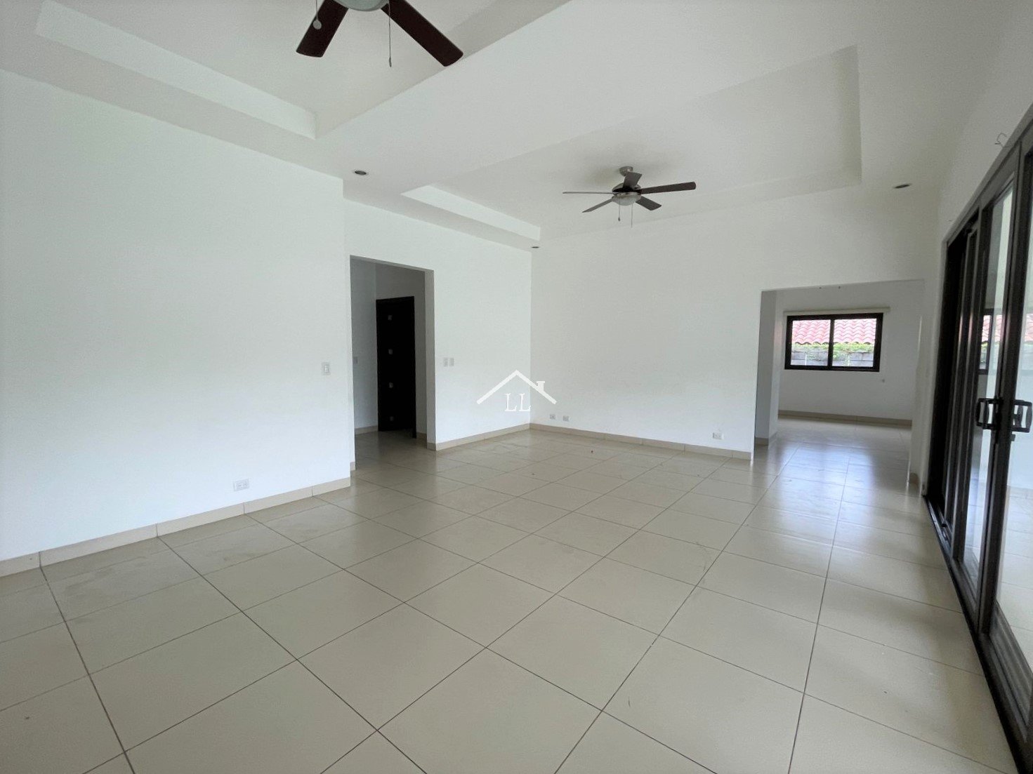 Se Vende Casa con Piscina en Condominio en Santo Domingo