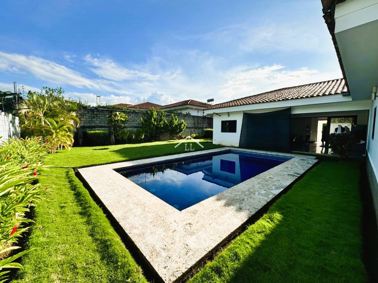 Se Vende Casa con Piscina en Condominio en Santo Domingo