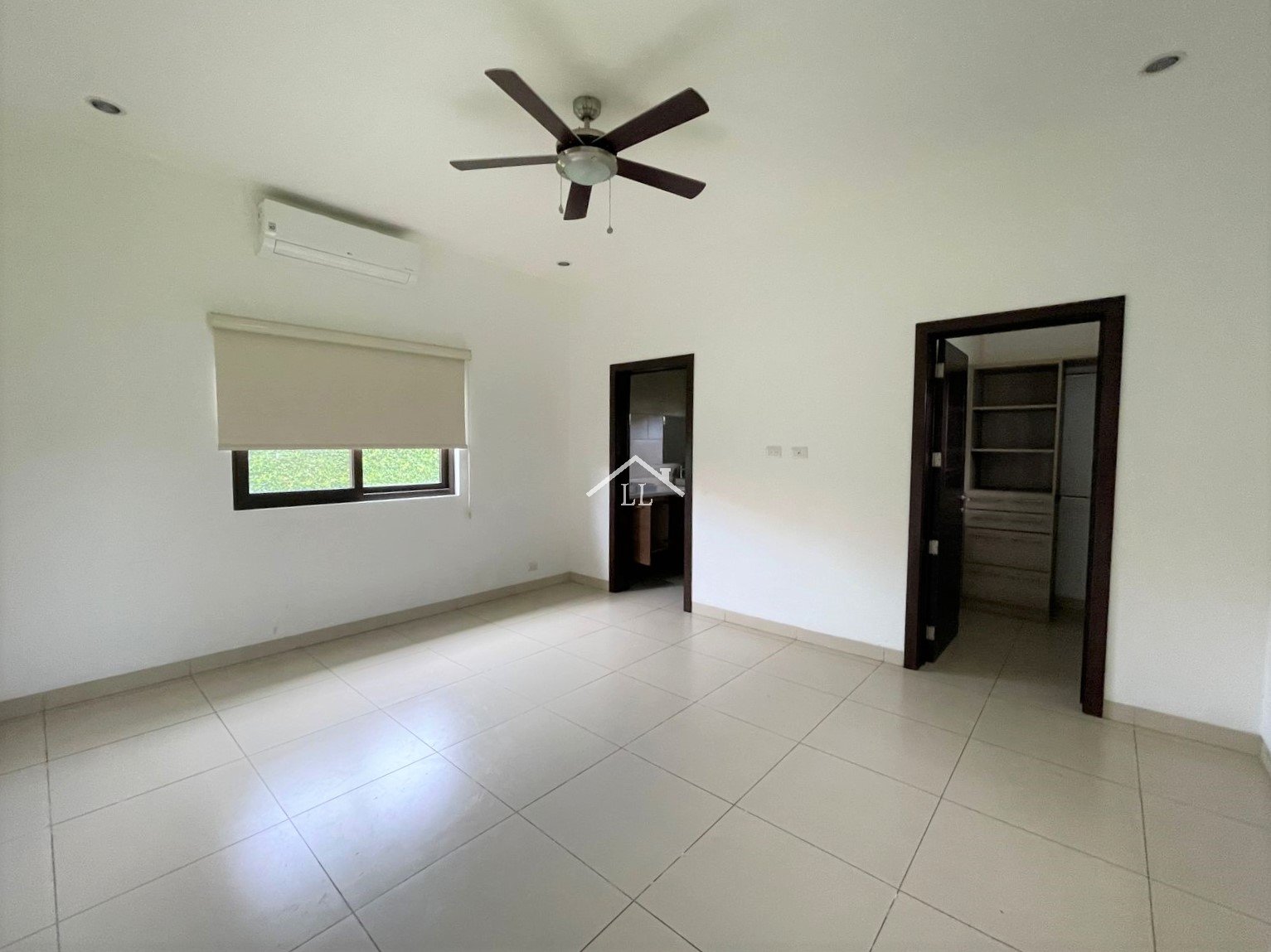 Se Vende Casa con Piscina en Condominio en Santo Domingo