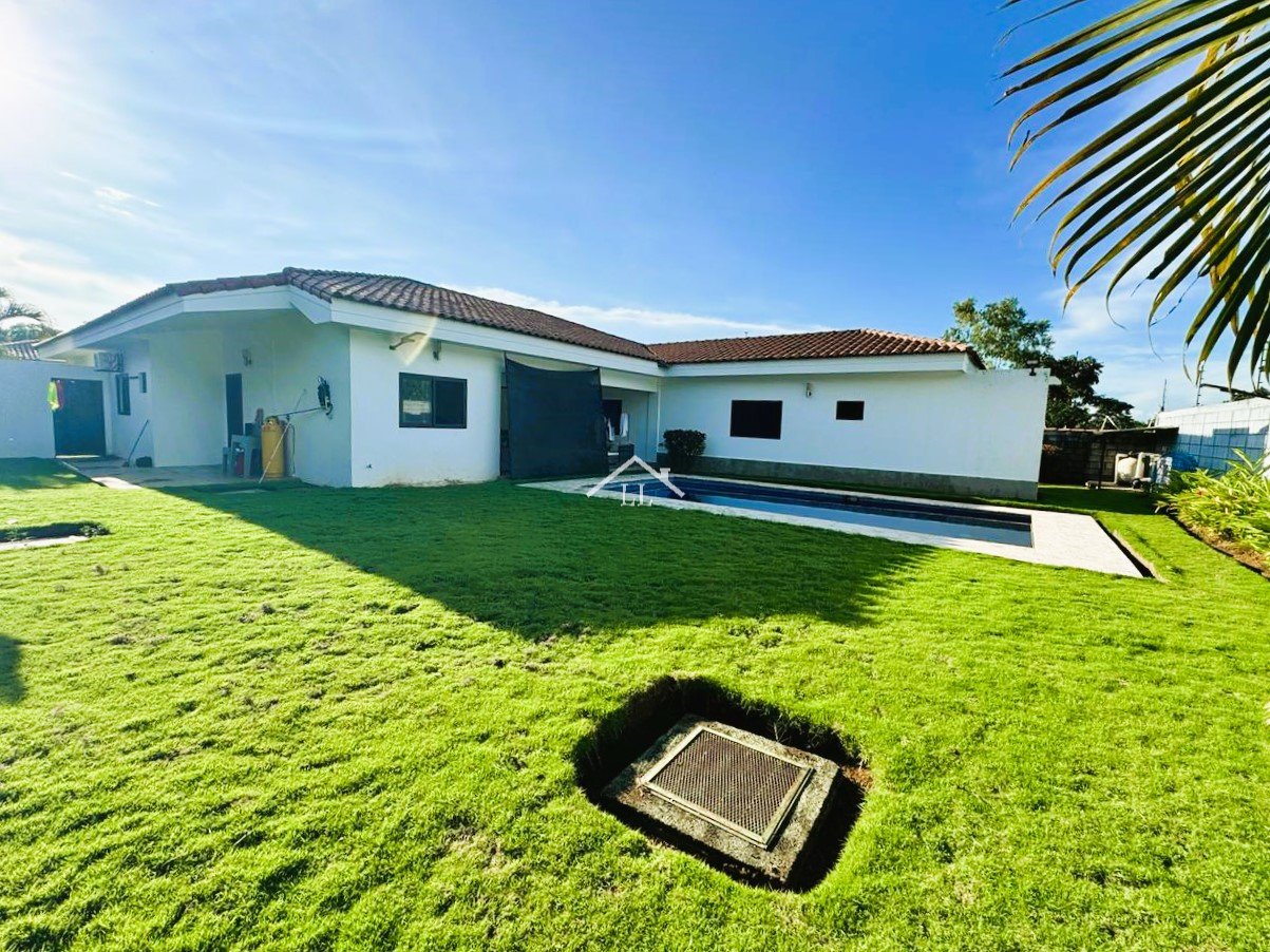 Se Vende Casa con Piscina en Condominio en Santo Domingo