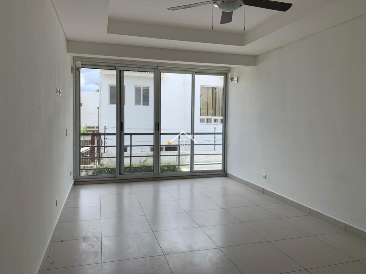 Venta de Casa en Condominio Céntrico en Santo Domingo para Inversión