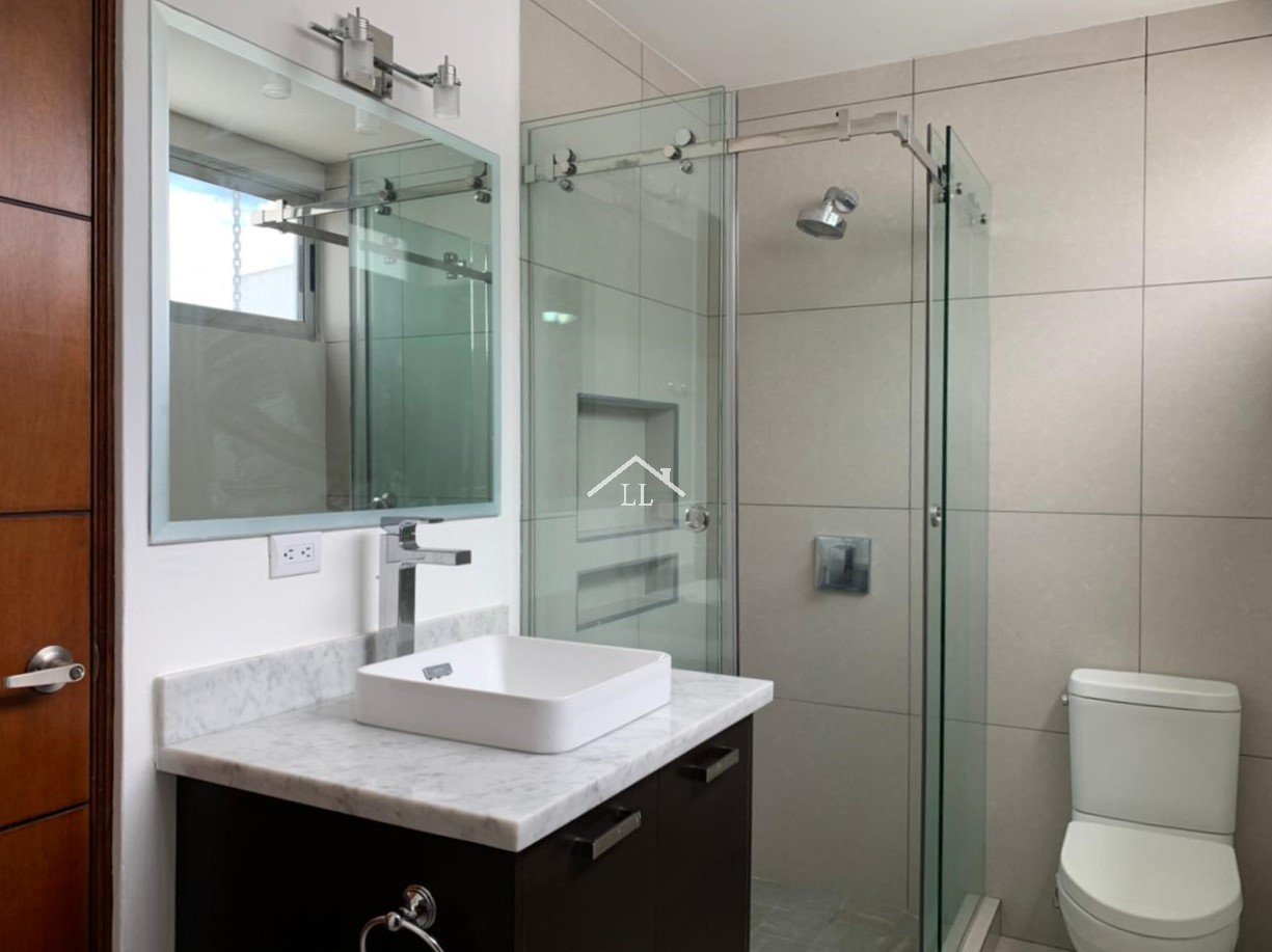 Venta de Casa en Condominio Céntrico en Santo Domingo para Inversión