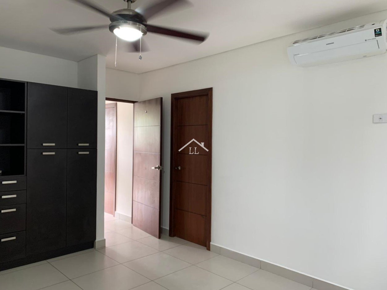 Venta de Casa en Condominio Céntrico en Santo Domingo para Inversión