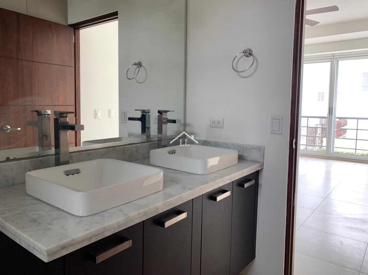 Venta de Casa en Condominio Céntrico en Santo Domingo para Inversión