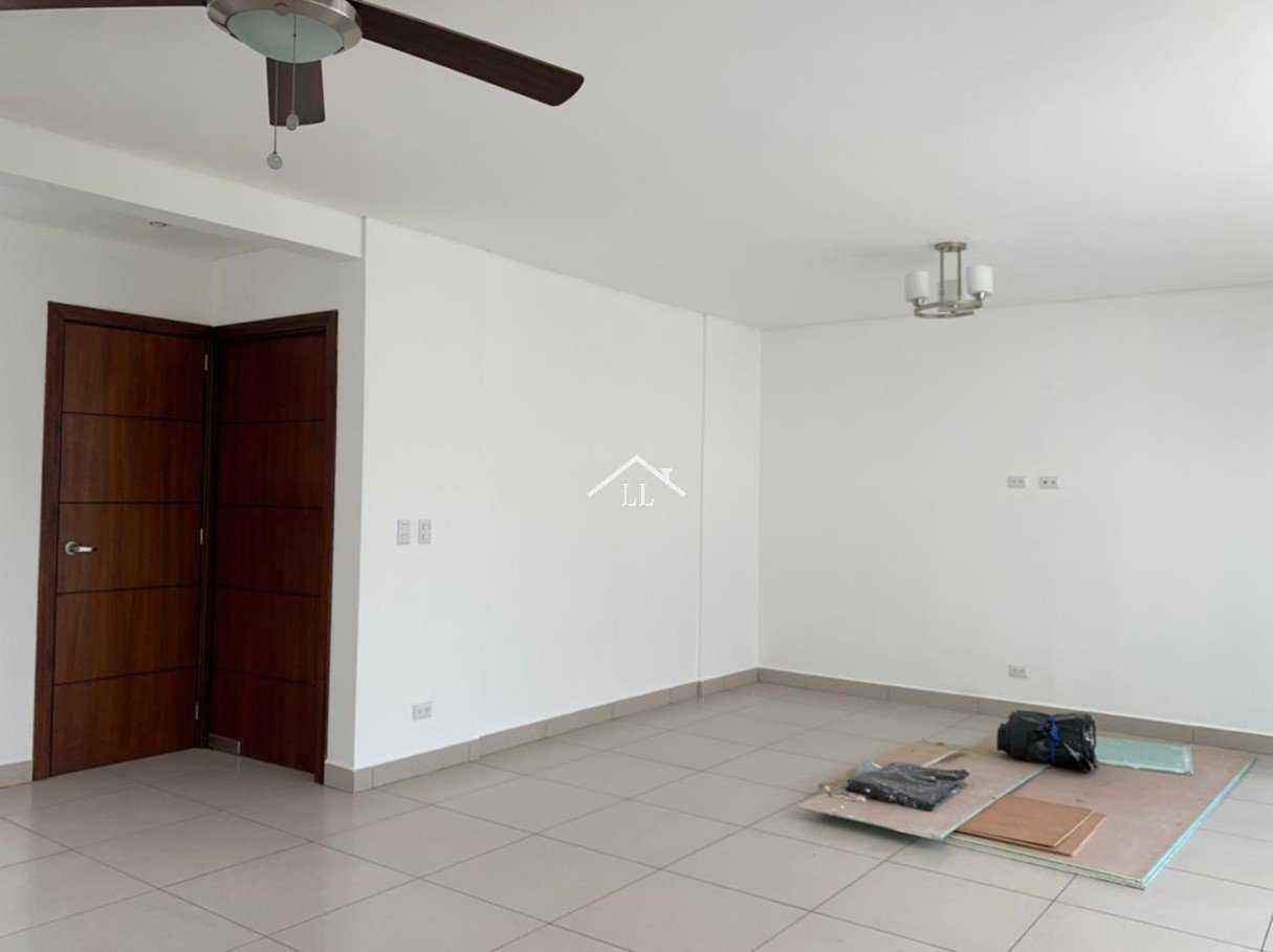Venta de Casa en Condominio Céntrico en Santo Domingo para Inversión