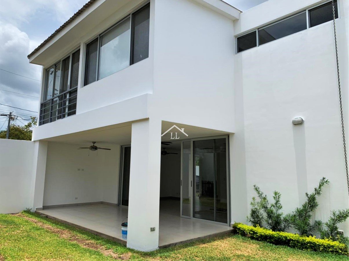 Venta de Casa en Condominio Céntrico en Santo Domingo para Inversión
